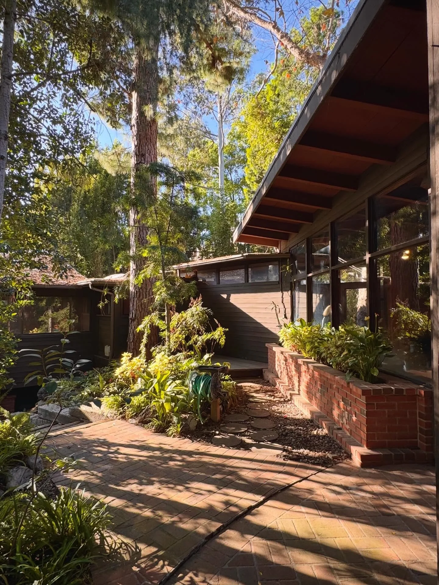 🍂 A Mid-Century Modern original tucked into upper Nichols Canyon

✔️ Expanded in 1957 by architect John August Reed, this rustic-modern residence reflects a rare moment in LA architecture shaped by USC&rsquo;s legendary modernist circle

✔️ I ❤️ the