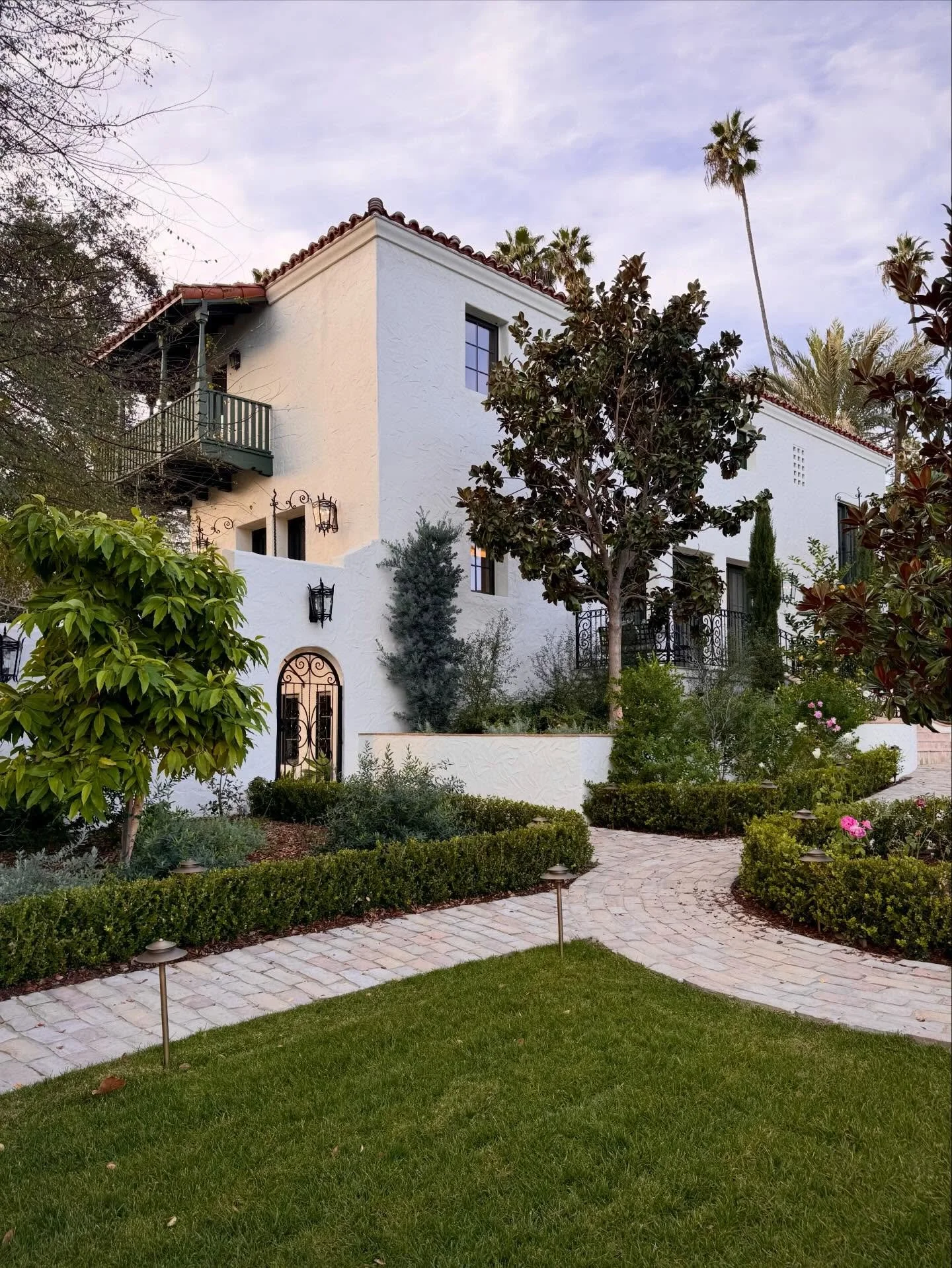 💫 A Paul R. Williams Spanish Colonial Revival on Eagle Rock&rsquo;s Hill Drive, circa 1930s

✔️ I ❤️ the hand-stenciled vaulted ceilings, exposed beams, arched passages, and richly paneled rooms

✔️ Nearly three-quarters of an acre unfolds in layers