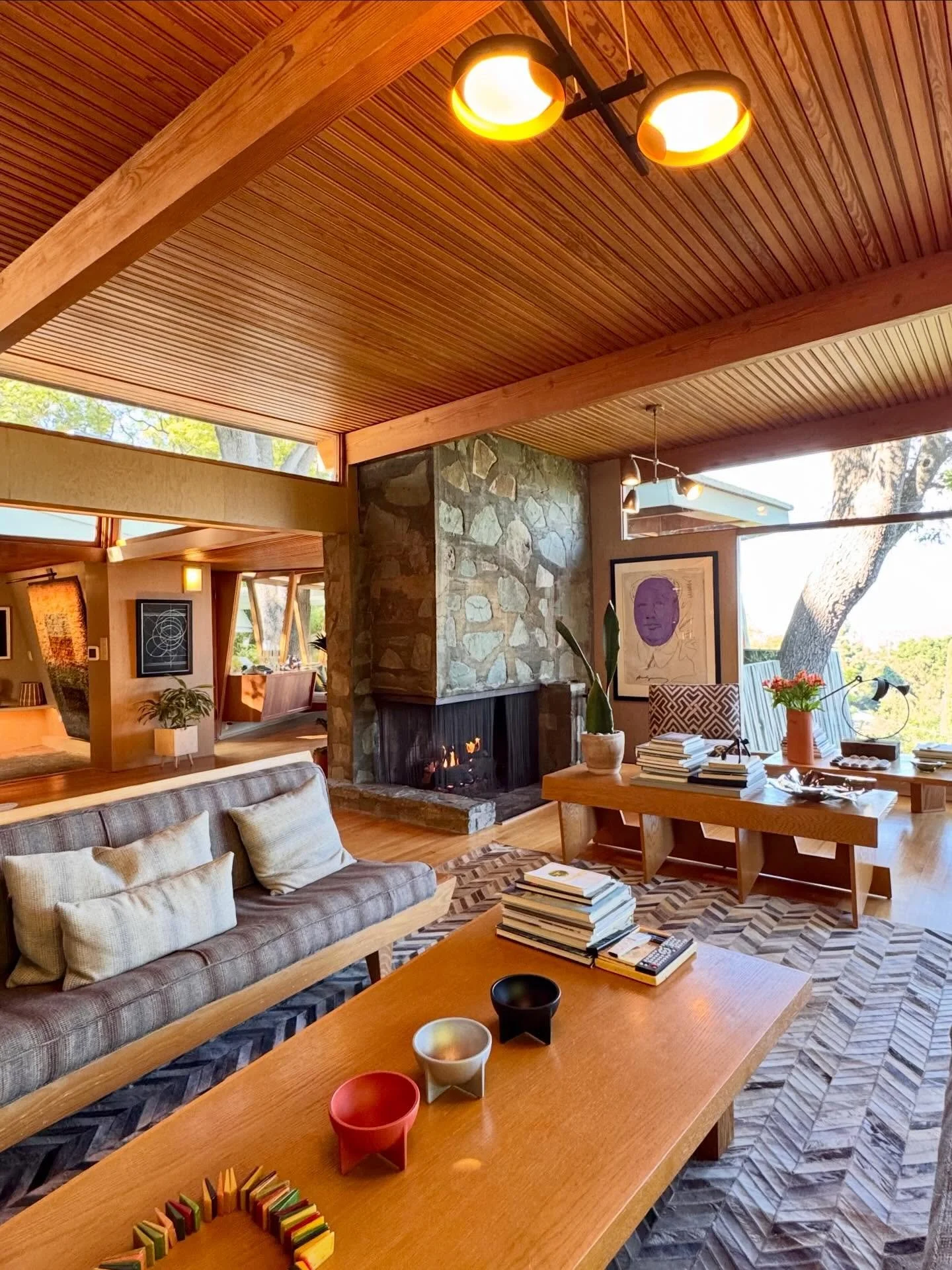 🥃 A Rudolph Schindler architectural landmark in the Hollywood Hills

✔️ Designed in 1946 by Rudolph Schindler for artist and film art director Mischa Kallis, this modernist home is dramatically set into the hillside with sweeping San Fernando Valley