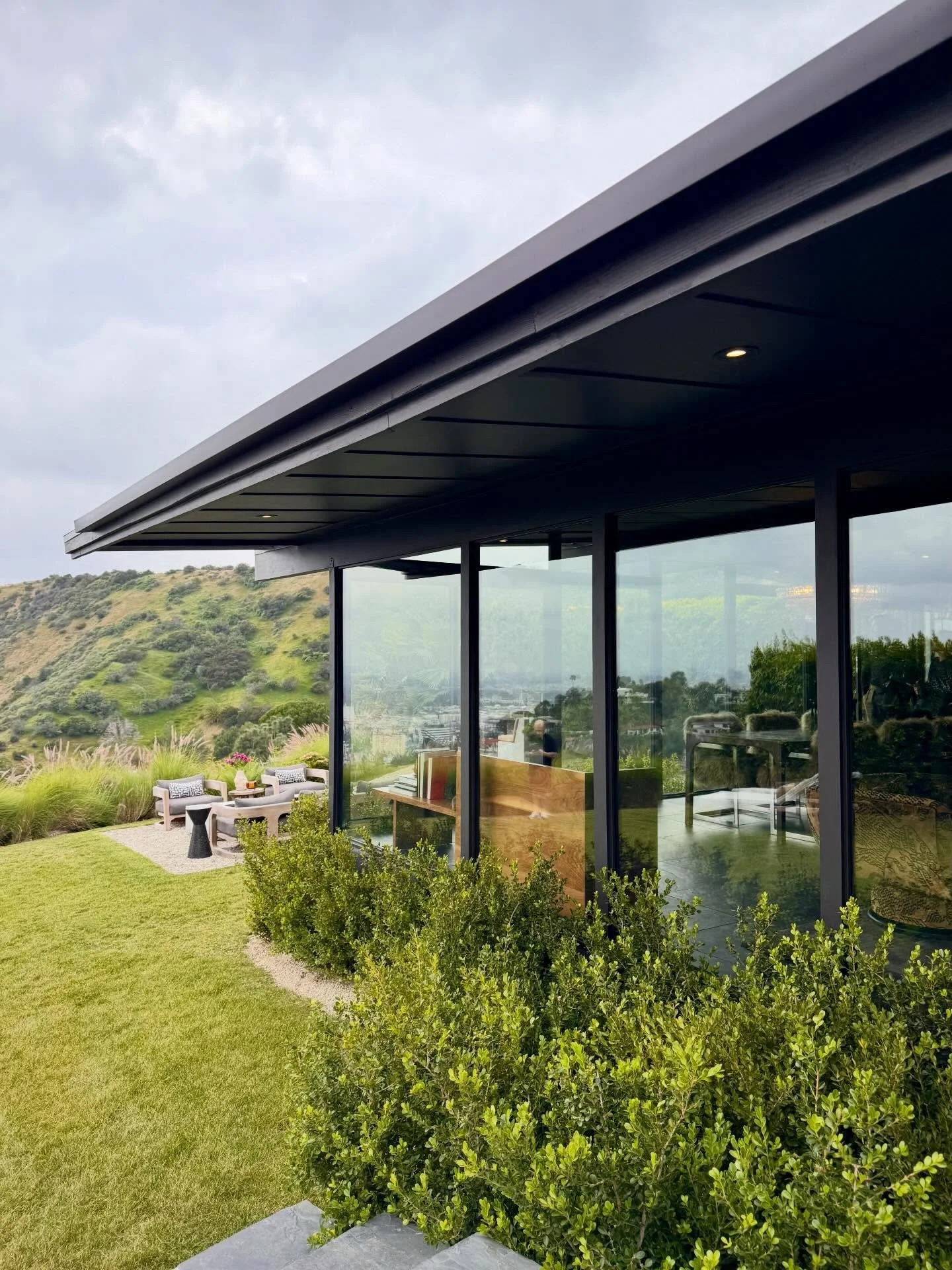 🖤 A restored mid-century in Outpost Estates

✔️ A classic post-and-beam residence thoughtfully reworked by Studio Veren, balancing original structure with slate floors, walnut cabinetry, and precise modern updates

✔️ I ❤️ the rhythm of wood, brick,