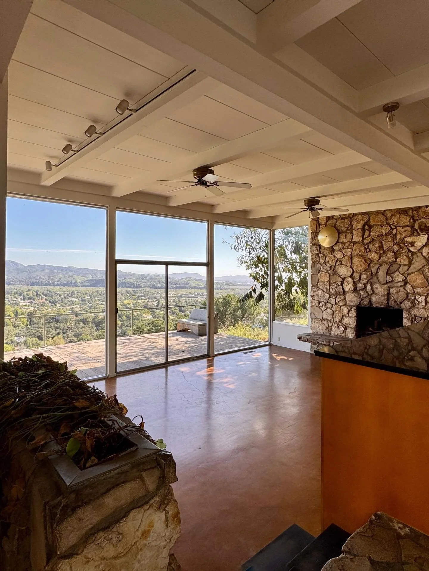A canyon mid-century with room to roam 🌾

✔️ Situated on nearly 30,000 sqft in rustic Kagel Canyon, zoned for horses and surrounded by wide open sky 🐴

✔️ I ❤️ the floor-to-ceiling glass windows, steel floating steps, stained glass windows and the 