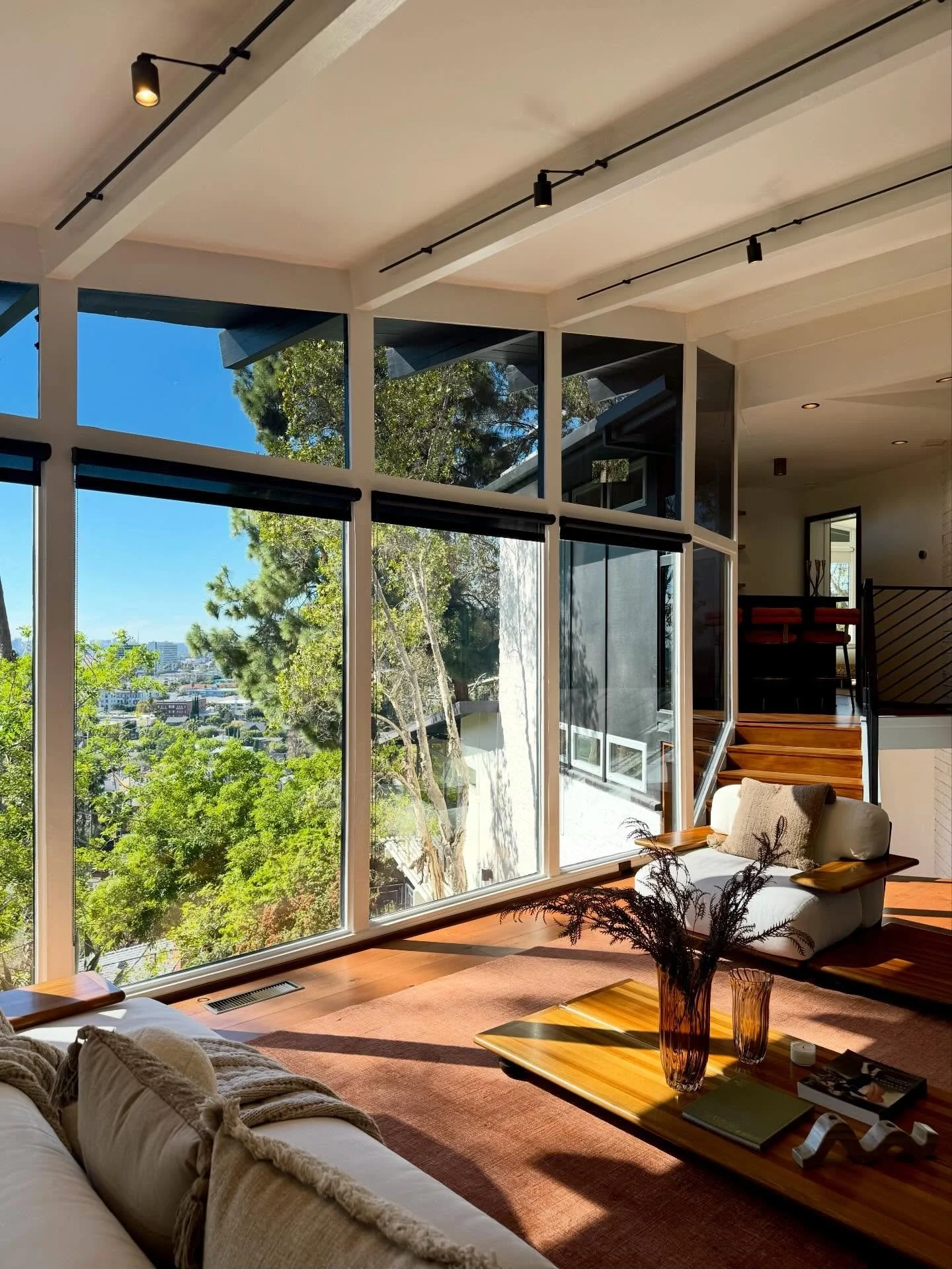 🧚&zwj;♂️ A mid-century retreat perched above Los Feliz Oaks

✔️ I ❤️ the walls of glass that flood the home with light and frame sweeping city + hillside views

✔️ Private suite above the main living area and a secluded primary retreat with spa-insp