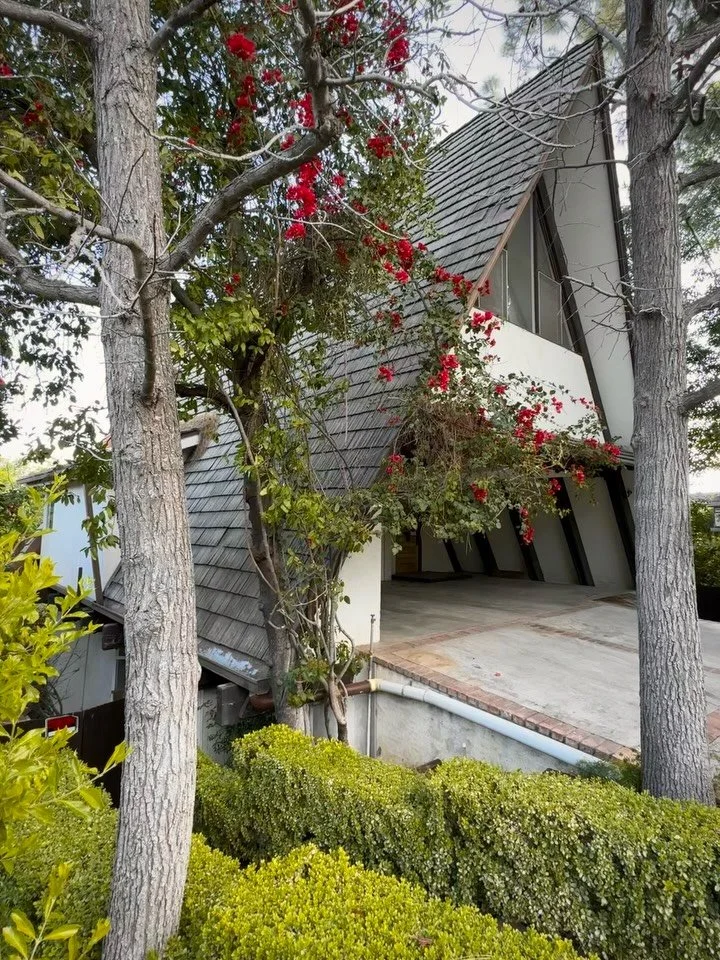 🚨 Architectural A-Frame fixer in Woodland hills circa 1964 is ready for its next steward 

✔️ For under $1m this chalet inspired home channels alpine architecture with soaring open-beam ceilings and dramatic volume throughout

✔️ I ❤️ the exposed be
