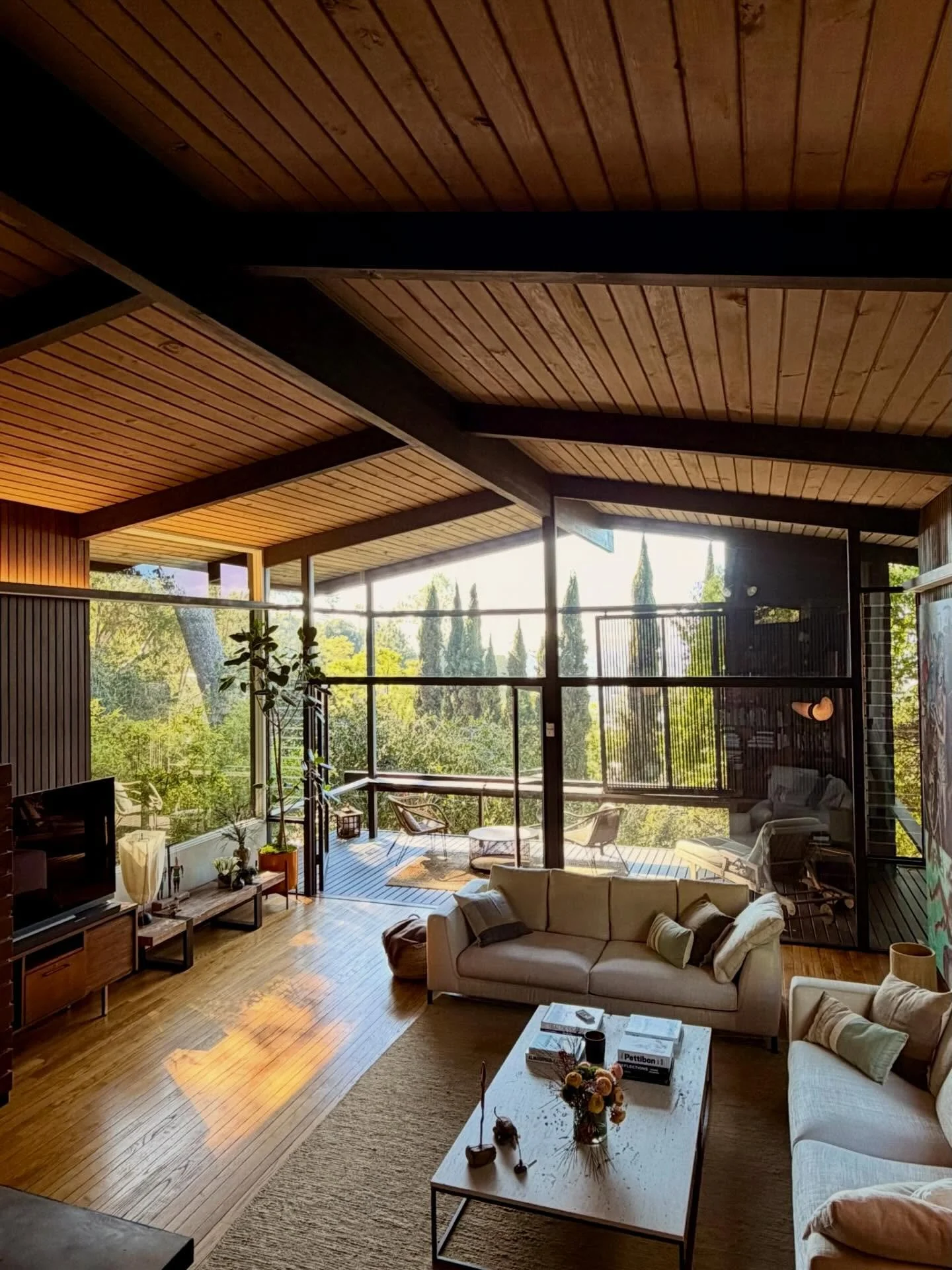 🍃 A timeless 1959 post-and-beam in Silver Lake

✔️ Designed by Eugene Weston III, The Fischer Residence is beautifully preserved and still true to its original vision, showcasing wood, glass, terrazzo, and cork in perfect proportion

✔️ I ❤️ the dou