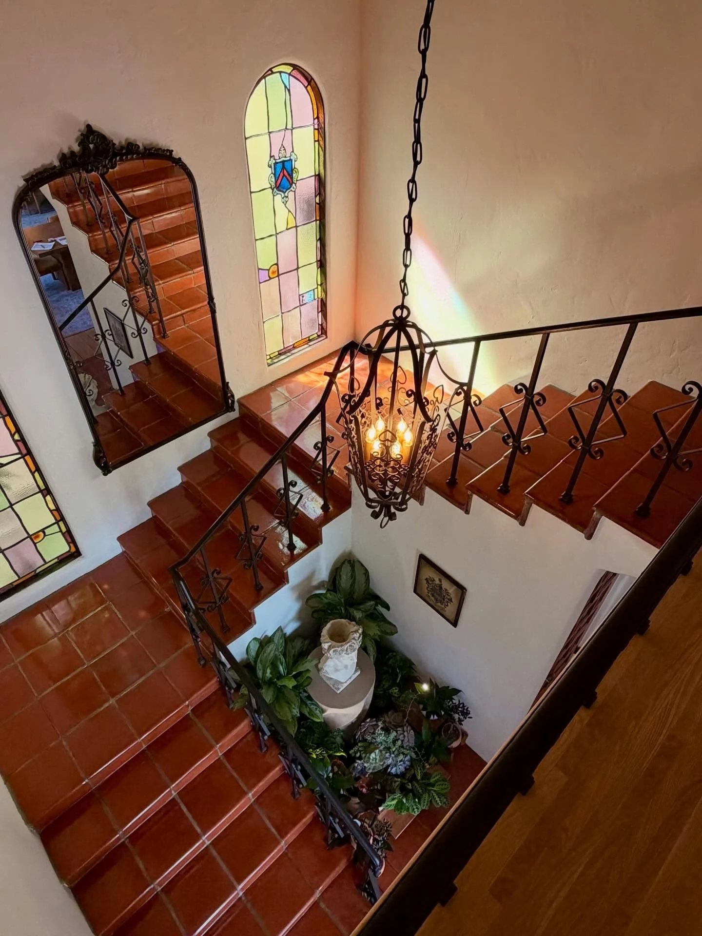 🍃 The Sedgley-Kinney House circa 1930 

✔️ Custom built by owner-builder Kathryn Kinney, showcasing enduring craftsmanship and thoughtful early California design

✔️I ❤️ the warmth of the plaster walls, the beamed living room centered around the fir