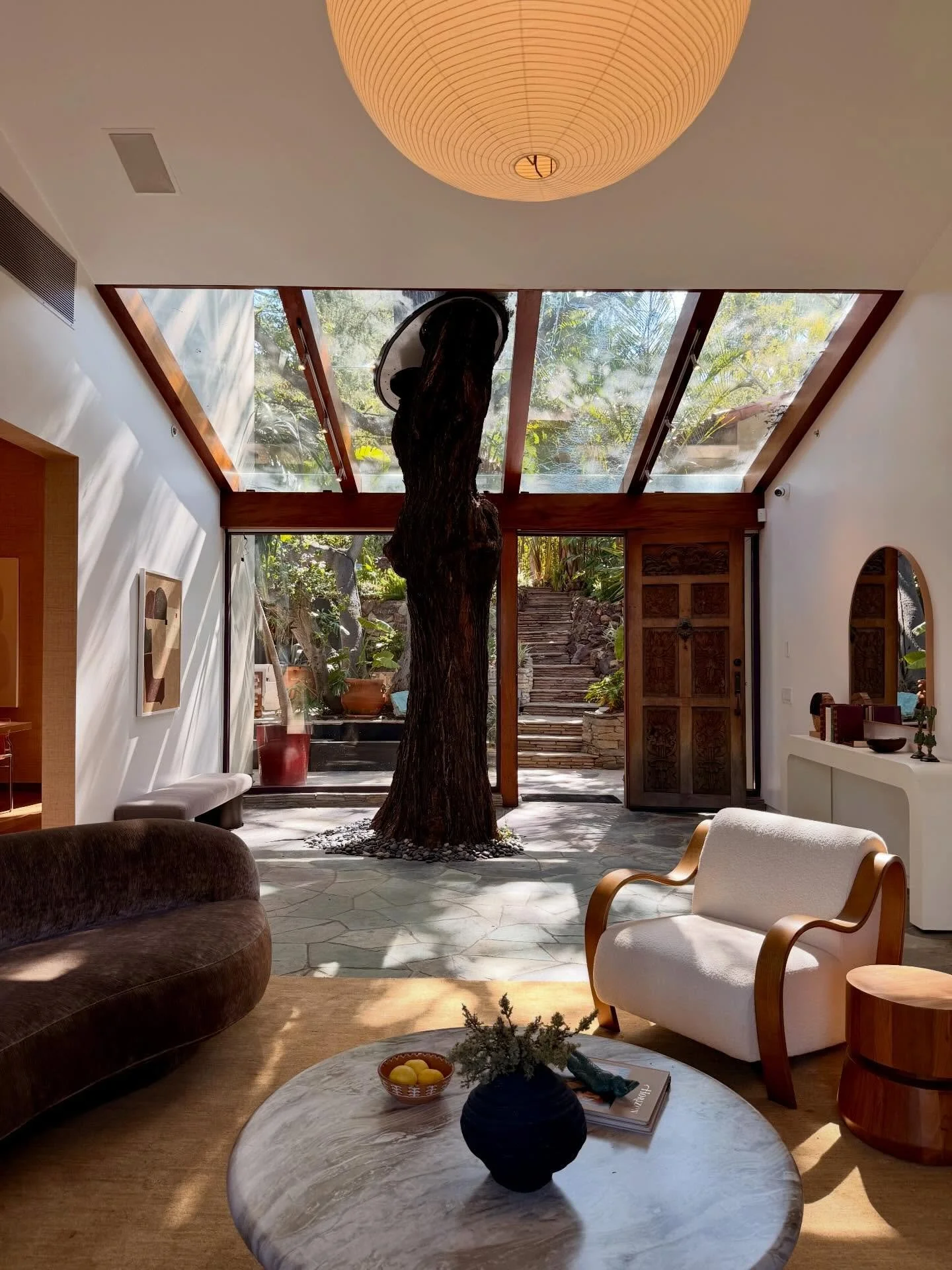 🌳 A living tree grows through the heart of this Laurel Canyon home

✔️ I ❤️ the dramatic living room framed by skylights and expansive canyon views

✔️ The primary suite occupies its own level with fireplace, spa bath, walk-in closet, and retractabl