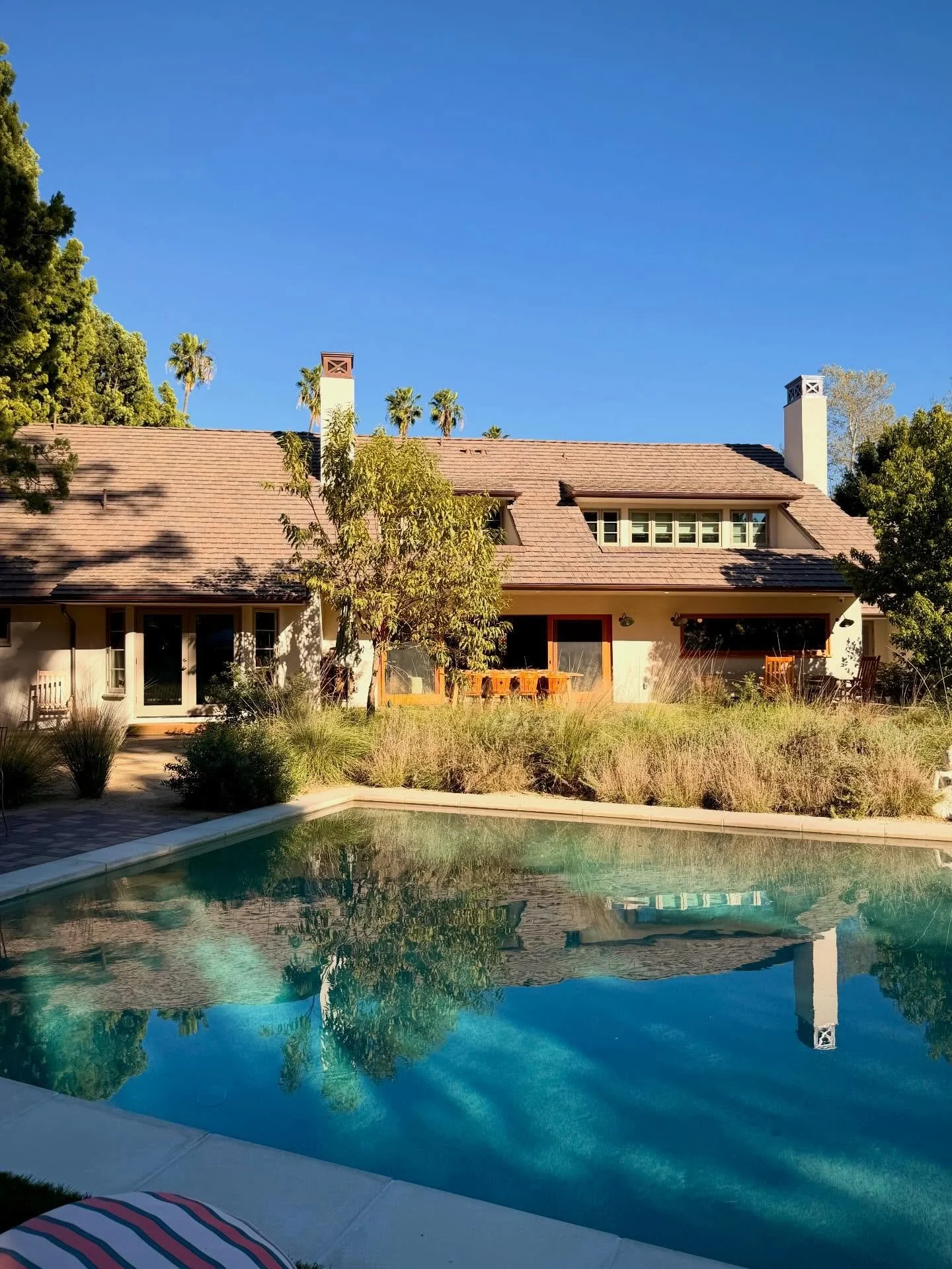 The Dandy-Lion House 🌼 A gated Toluca Lake traditional surrounded by dreamy, park-like grounds

✔️ I ❤️ the custom woodwork, peg-and-groove flooring, and natural stone fireplace that give this funky traditional so much character

✔️ Reimagined by @a