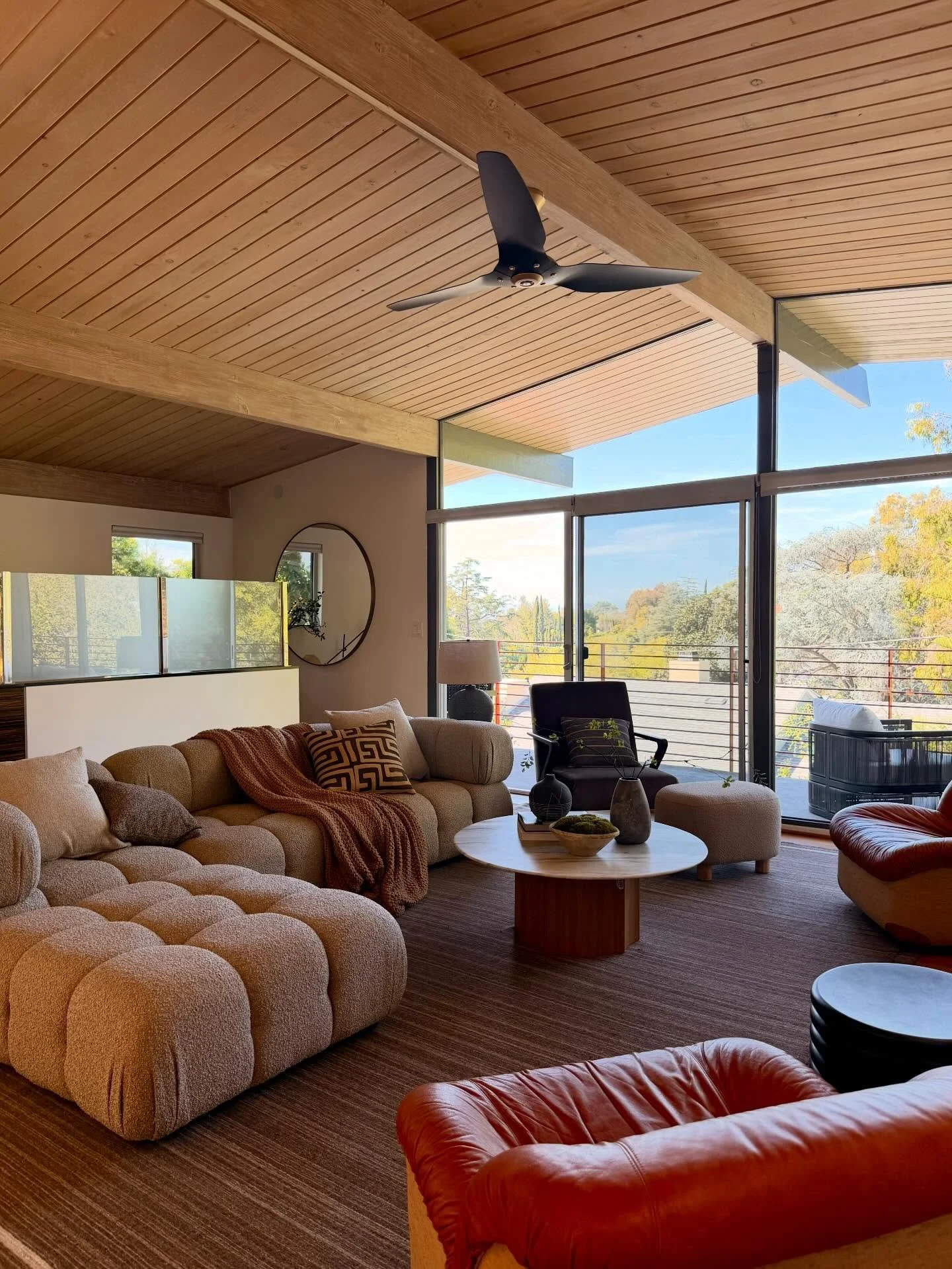 🍒 A soulful 1962 mid-century in the hills of Studio City

✔️ Designed by architect Voldemar Ozolin, this classic California modern home is home is filled with light, volume, and walls of glass that open the home to its surroundings

✔️ I ❤️ the soar