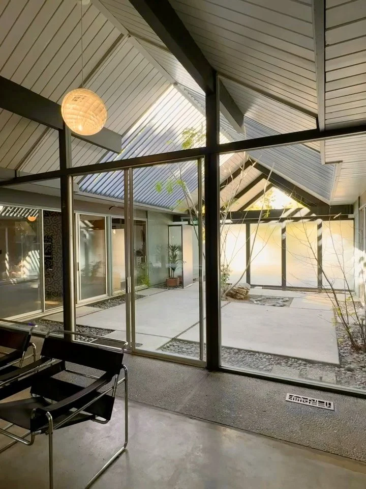 ☀️ Granada Hills Eichler by A. Quincy Jones

✔️ Designed by architect A. Quincy Jones and built by Joseph Eichler circa 1964

✔️ I ❤️ the post-and-beam ceilings, walls of glass, open air central atrium and seamless indoor-outdoor flow 

✔️ The privat