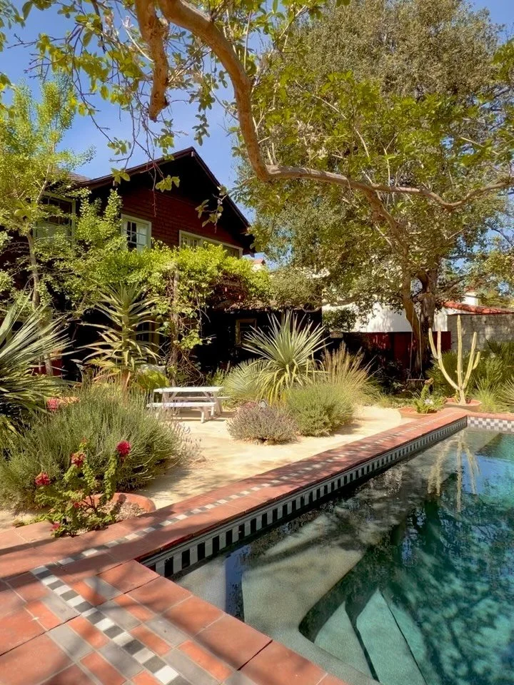 🍋 A sun-drenched garden estate in Pasadena&rsquo;s Prospect Park 

✔️ Designed in 1909 by Louis du Puget Millar for developer J.C. Brainard, set within one of Pasadena&rsquo;s most beautiful historic neighborhoods

✔️ I ❤️ the box-beam ceilings, qua