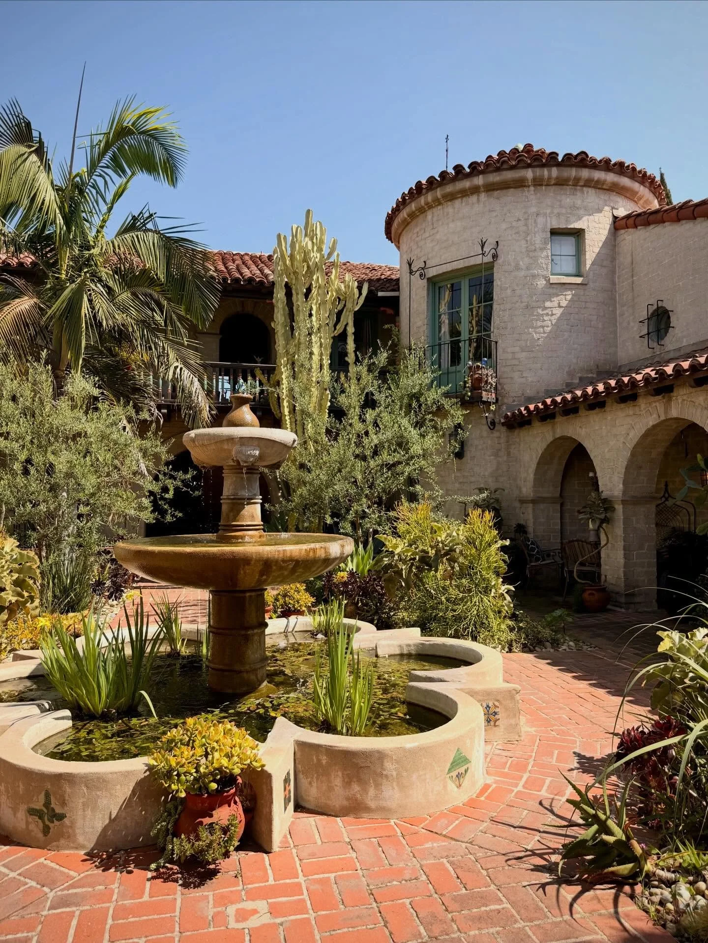 The El Cabrillo, 1927 🌺 A landmark Spanish Colonial Revival in the heart of Hollywood

✔️ Designed by Arthur + Nina Zwebell and built by Cecil B. DeMille - this unit has been thoughtfully restored by Xorin Balbes with rare deeded parking

✔️ I ❤️ th