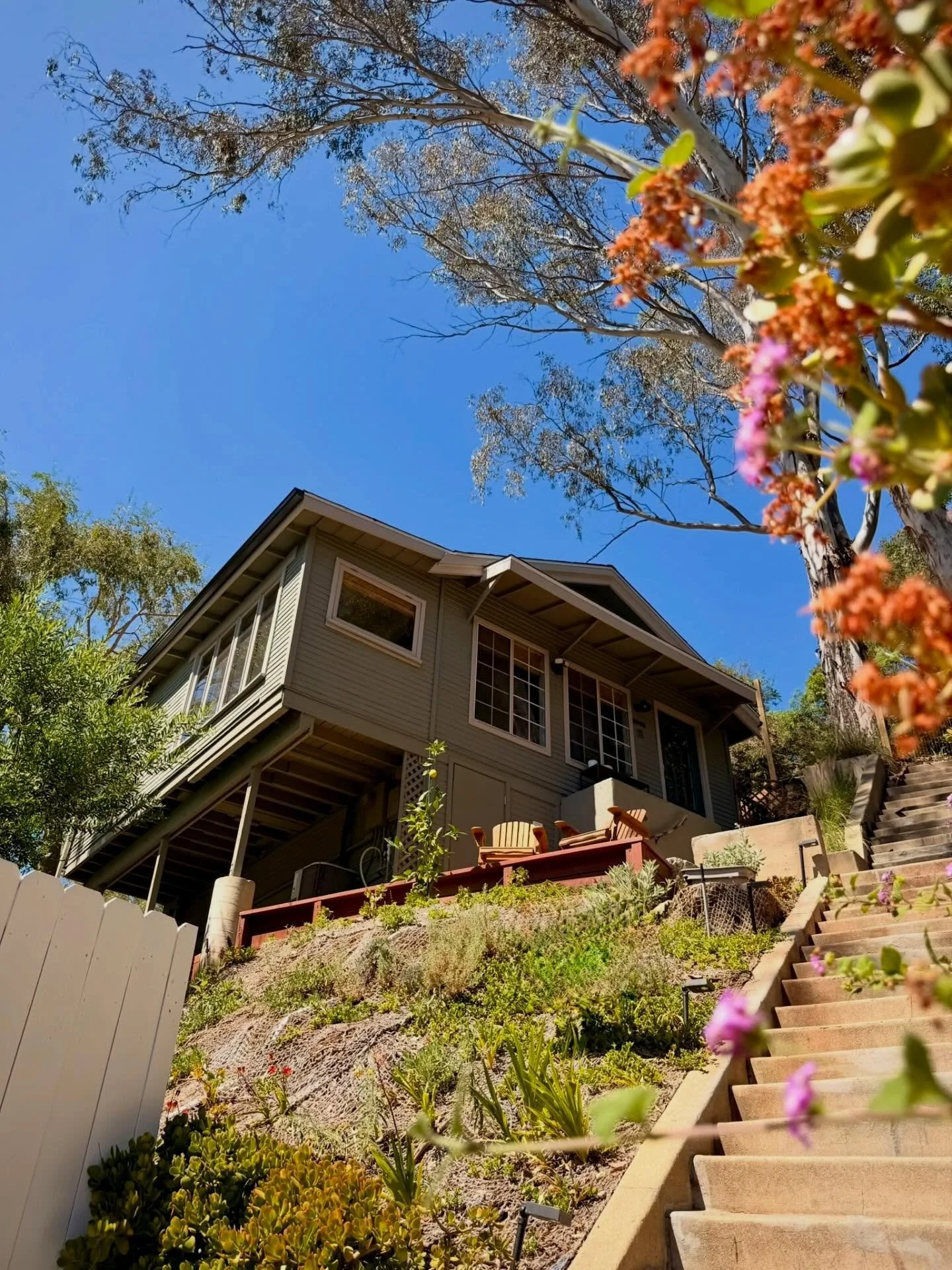 🪵 A 1928 canyon cabin on iconic Love Street ✨ the inspiration behind The Doors&rsquo; song 

✔️ This former hunting lodge is situated at the top of a historic Laurel Canyon stair street, steeped in history

✔️ I ❤️ the vaulted tongue-and-groove wood