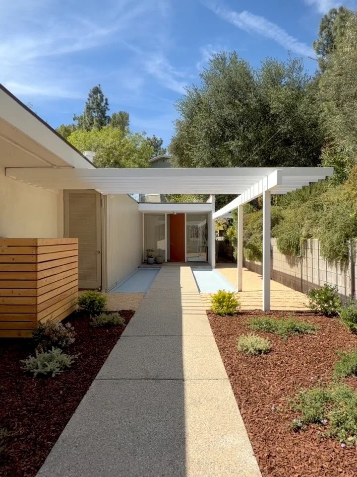 🍂 A mid-century modern gem tucked into La Ca&ntilde;ada Flintridge

✔️ Designed by architect David Lopez in 1963

✔️ I ❤️ the custom-built-ins, a double-sided fireplace, and the walls of glass

✔️ Open living spaces flow effortlessly from living to 