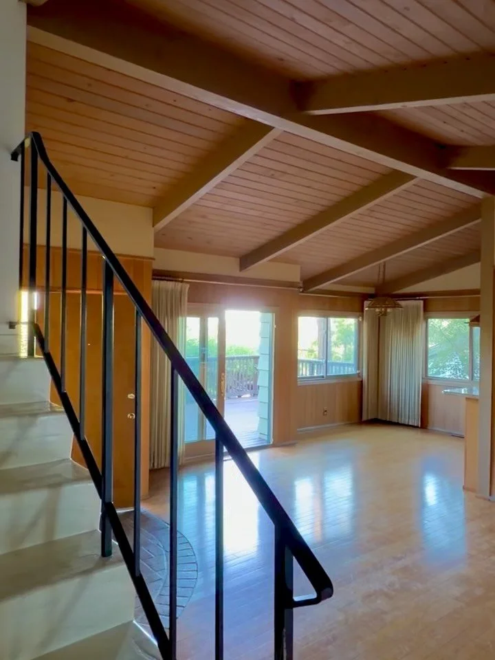 🚨 Fixer Alert! 1960 mid-century with dreamy hillside views in Pasadena

✔️ Under $1m in the San Rafael Hills - with only one owner - this one is ready to be restored and brought back to life!

✔️ I ❤️ the split-level layout, vaulted beamed ceiling, 