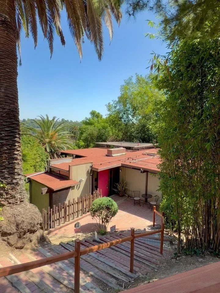 Fixer Alert 🚨 The Bernard &amp; Phyllis Heidrick House, 1957

✔️ Designed by Smith &amp; Williams, known for blending indoors and outdoors and open, flowing layouts

✔️ I ❤️ the signature freestanding fireplace, stained glass moments, walls of glass