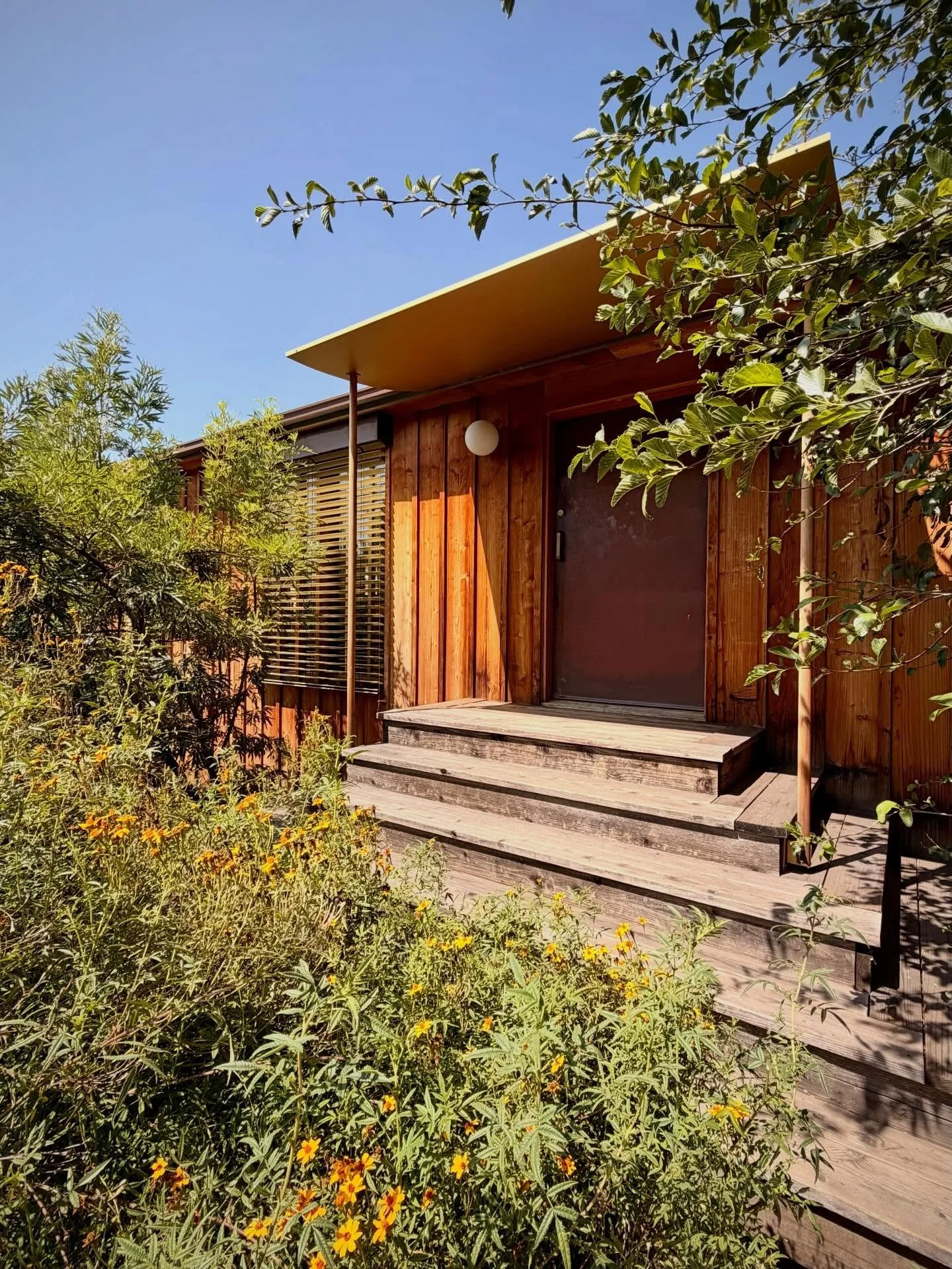 Just Listed ✨ A Dwell-featured architectural tucked into the hills of Silver Lake

✔️ A 1920s home reimagined by Richard Stampton with redwood siding, copper detailing, and lush native landscaping by Terremoto

✔️ I ❤️ the soaring vaulted living spac