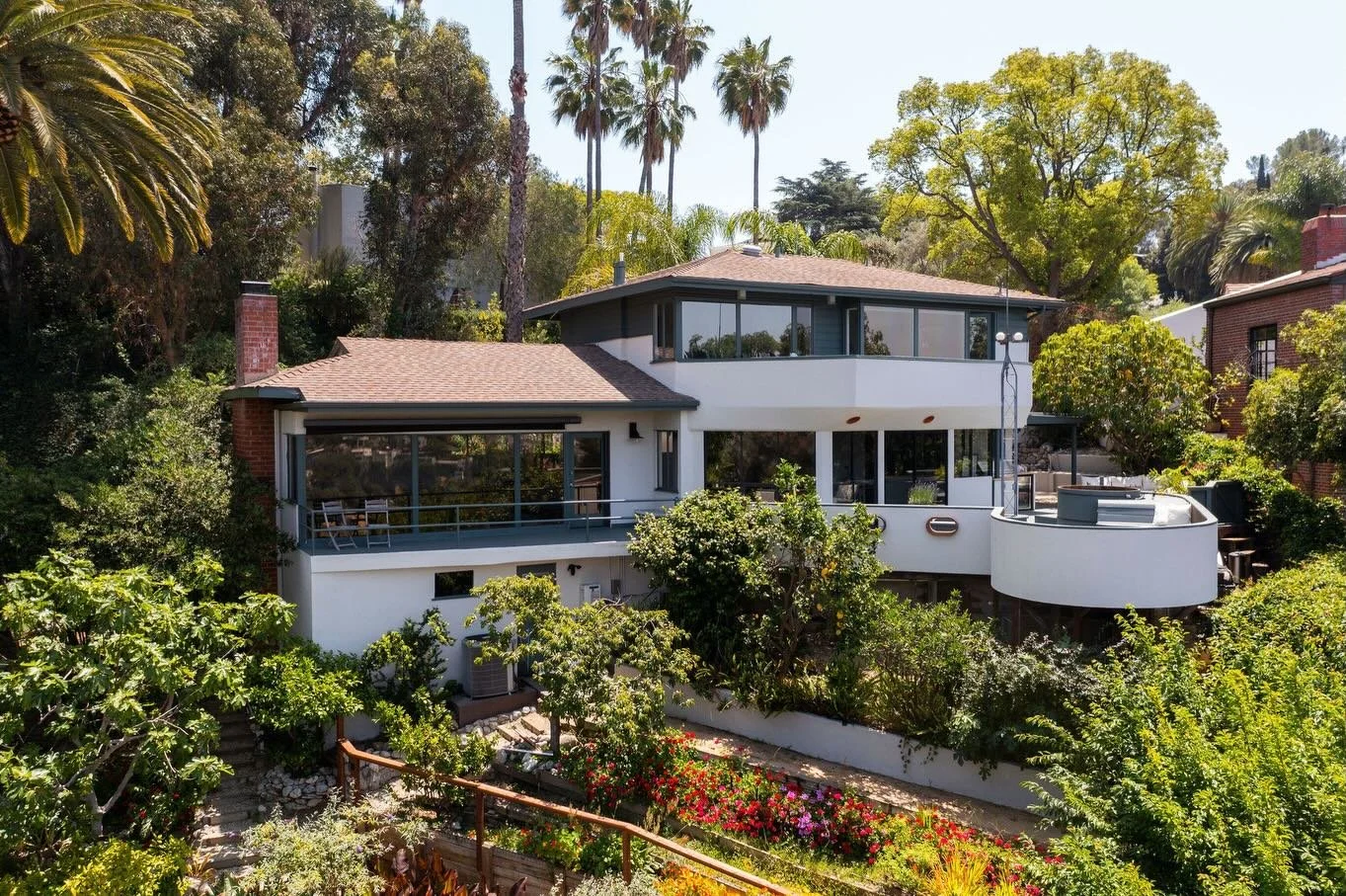 FOR LEASE 🦋 1975 MICHELTORENA STREET

Furnished Lease. Available May 4th - Dec 31st. Silver Lake modern built in 1950 by Fredrick Monhoff. On a quiet stretch of Micheltorena Street behind a privacy wall is this comfortable and stylish mid-century ho