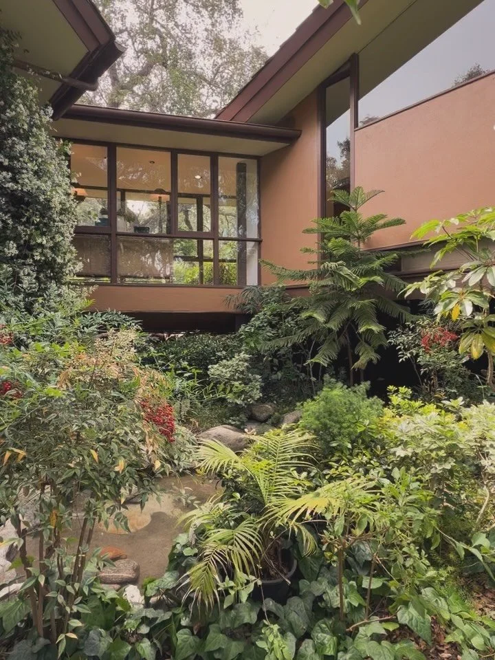 🦉 Whitney R. Smith, 1953, a mid-century retreat in the treetops of Lacy Estates

✔️ I ❤️ the glass-lined hallway bridging over a stone-encased pond, 14&rsquo; vaulted ceilings with refined detailing, and streamlined spaces designed for seamless indo