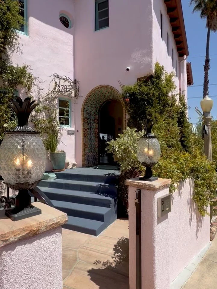 🌺 A 1920s Los Feliz estate with sweeping views and old Hollywood roots

✔️ Once home to W.W. Hook, set on a prominent corner lot overlooking Griffith Park and the San Gabriel Mountains

✔️ I ❤️ the Bachelder fireplace, magnesite staircase, and the w
