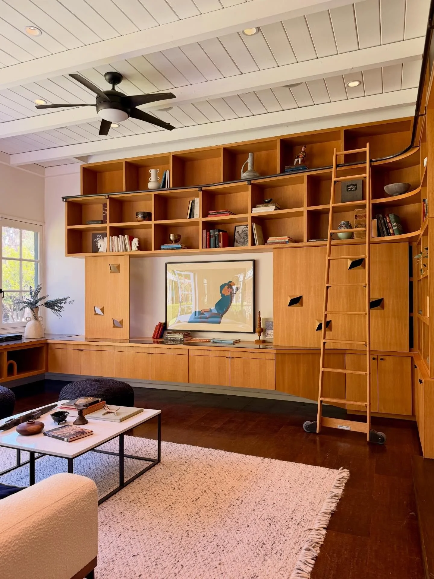 🦚 A storybook 1938 home on a quiet cul-de-sac in La Ca&ntilde;ada Flintridge

✔️ I ❤️ the expansive family room by Warren Techentin, FAIA, with high ceilings, walls of books, and doors that open fully to the garden 📚

✔️ All on one level with an as