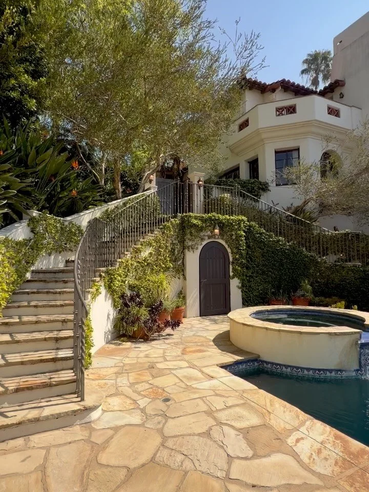 The Oliver R. Fuller Estate, 1929 🌿 A Spanish Colonial with sweeping views over Los Feliz

✔️ Designed by architect Harry Hayden Whiteley, set behind wrought-iron gates on 39,000+ sqft of landscaped grounds

✔️ I ❤️ the dramatic rotunda entry, curve