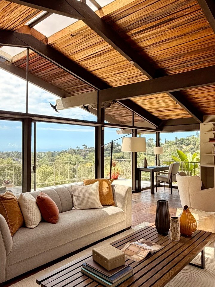 🐎 A Cliff May mid-century perched above Sullivan Canyon, circa 1967

✔️ I ❤️ the dramatic living room with captivating ridge beam skylights and wood-clad ceiling

✔️ Walls of glass open to sweeping canyon-to-ocean views - the best kind of treehouse 