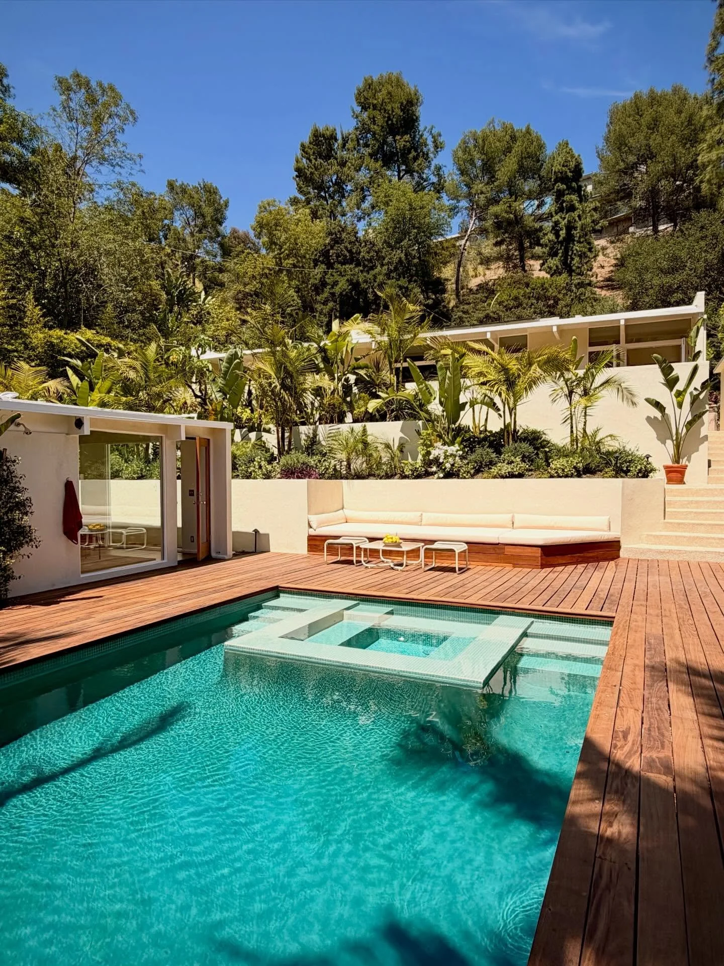 ✨ A restored 1954 mid-century compound in Laurel Canyon

✔️ Originally designed by architect Forrest Theriot as his personal residence and thoughtfully reimagined by @bob.and.audrey 

✔️ I ❤️ the post-and-beam details, open bookcase, built-in banquet