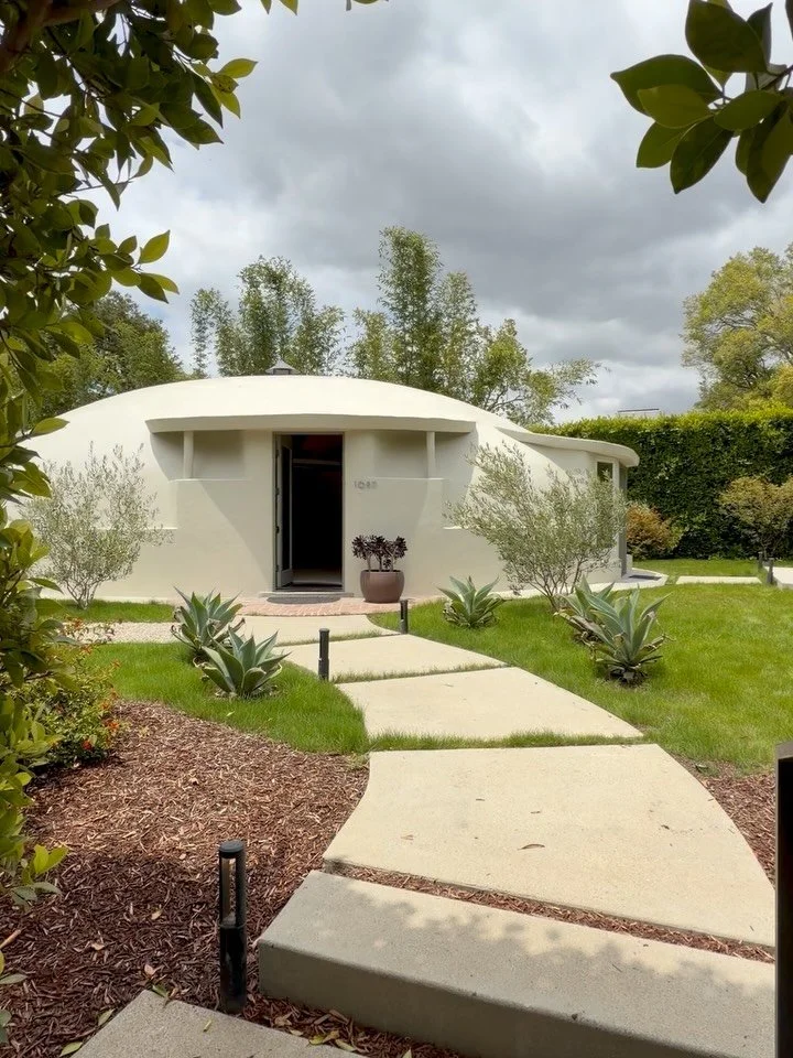 🌿 The Wallace Neff Shell House, 1947 

✔️ Also known as the Bubble House - this futuristic home was constructed with an inflatable balloon and then sprayed with concrete

✔️ I ❤️ the sculptural dome, curved walls, and central fireplace

✔️ Set on a 