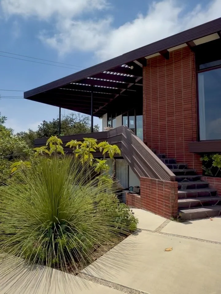 🦅 The Asher Residence by Rodney Walker

✔️ Completed in 1949 and considered one of Walker&rsquo;s finest works, this architectural gem is a rare blend of redwood, glass, and post-and-beam design 🍃

✔️ I ❤️ the walls of glass, warm redwood interiors