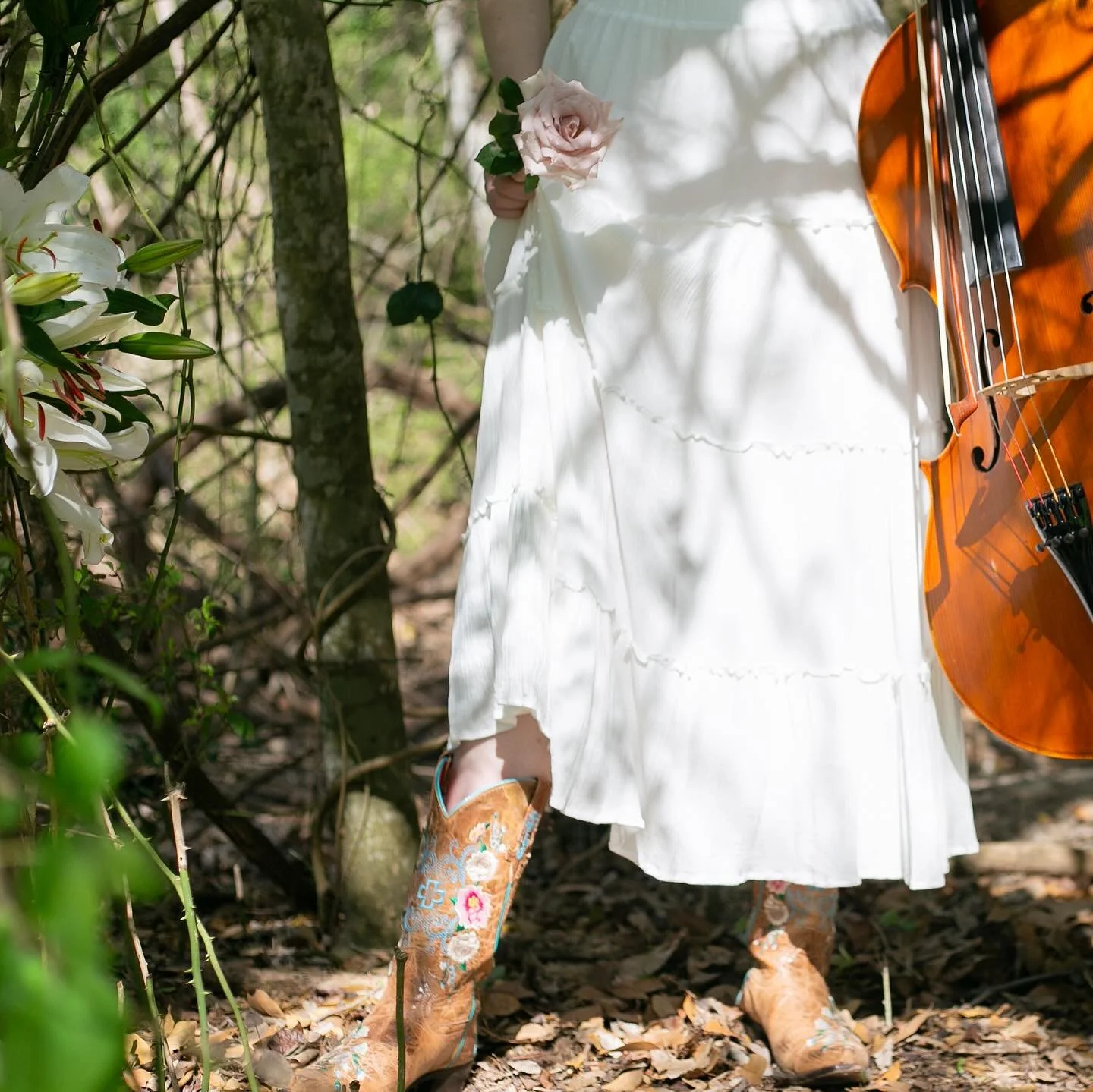 I have promised myself that I will share more from my sessions. Love this #seniorrecitalshoot I did recently. Loved bringing the Texas flare to the photos, and yes always have to have flowers @apalasmith you were amazing! 
.
.
.
.
#seniorrecital #sen
