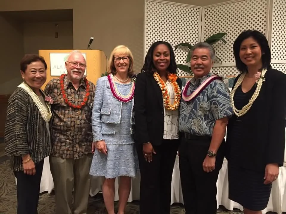 Dr. Samuel moderating a discussion in Hawaii with state policymakers and former Gov. Ice (R).