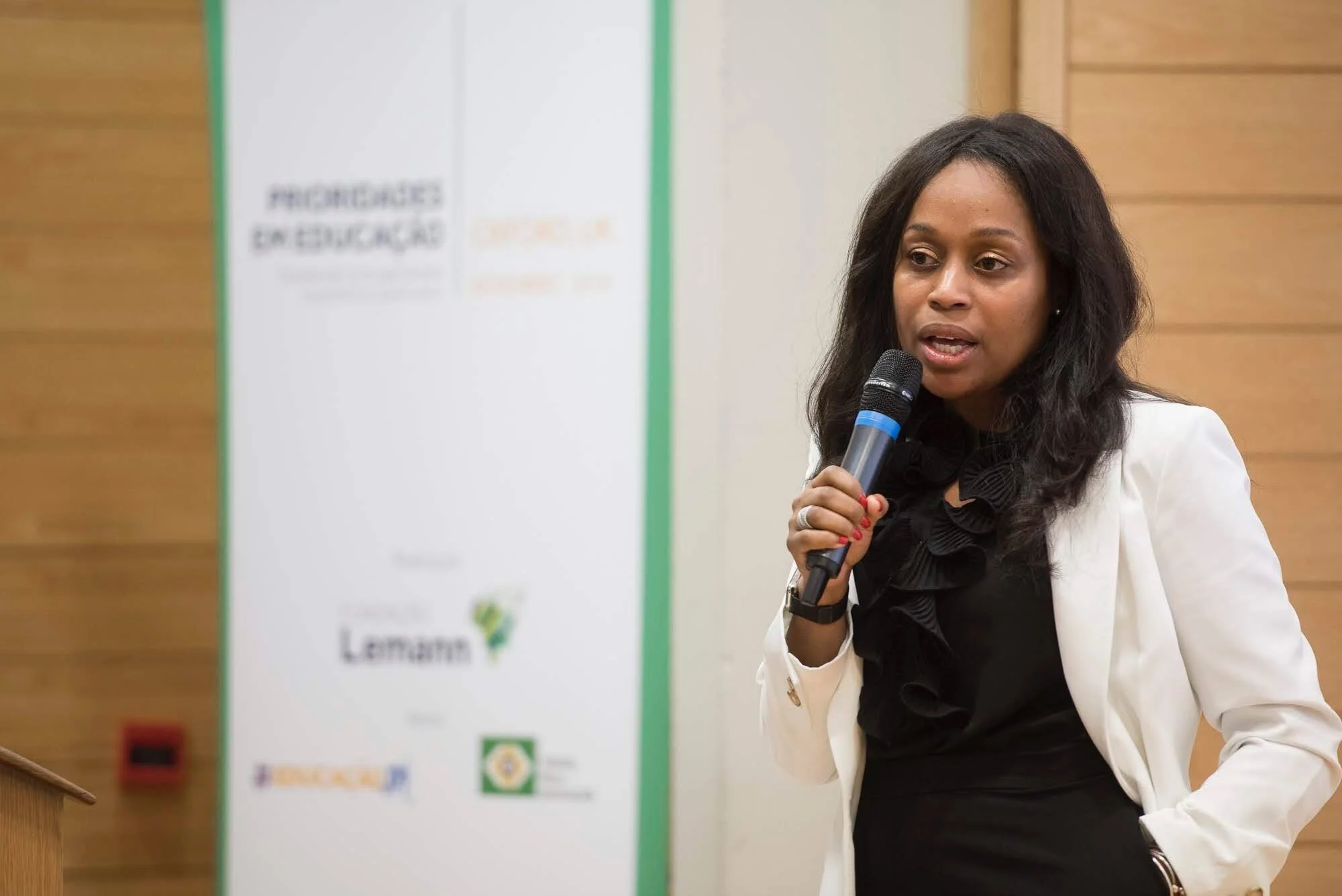 Dr. Samuel presenting on U.S. education and education policy at Oxford University.