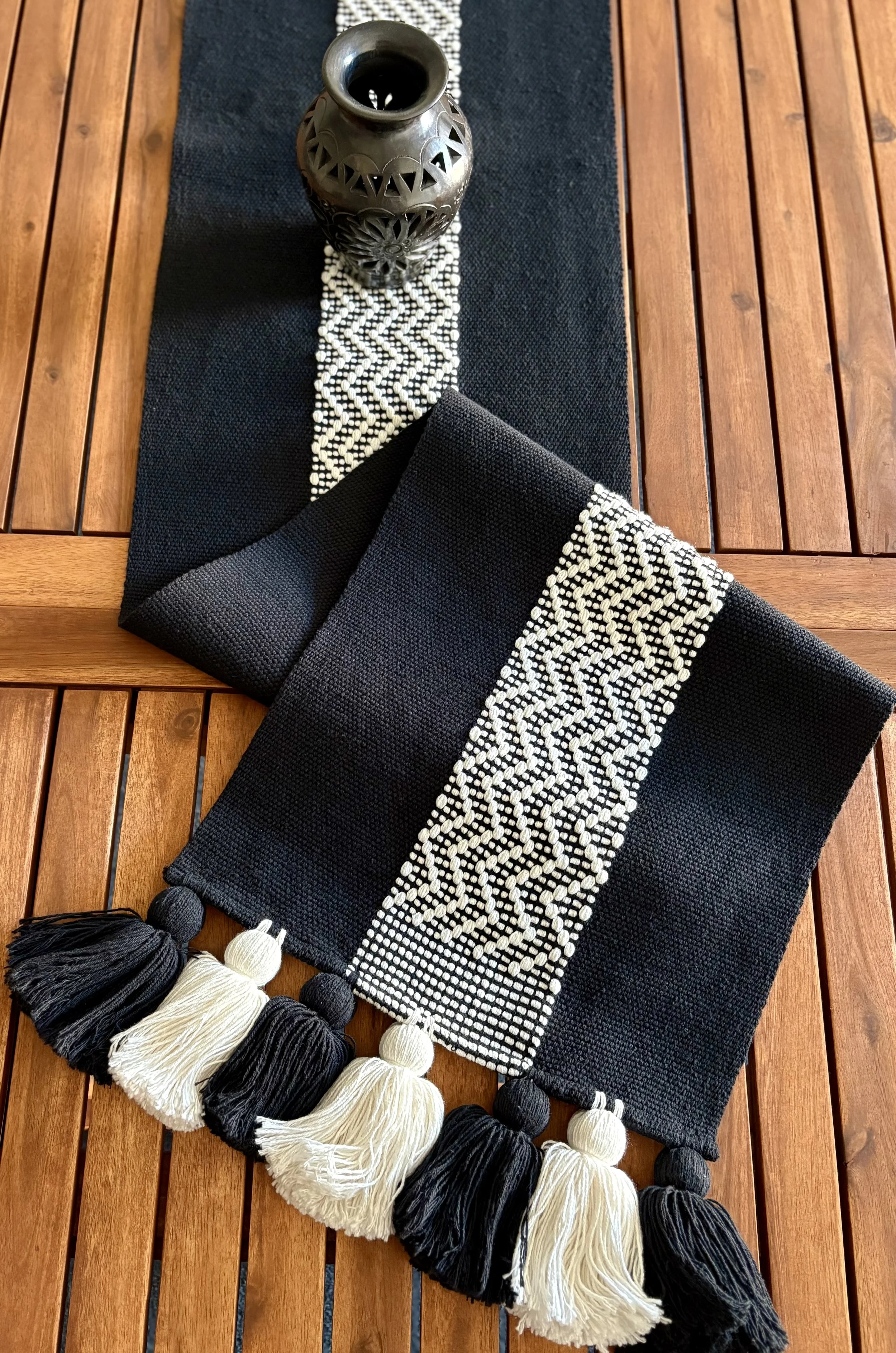 #8E-Black-White (82 Inch) (3).jpg