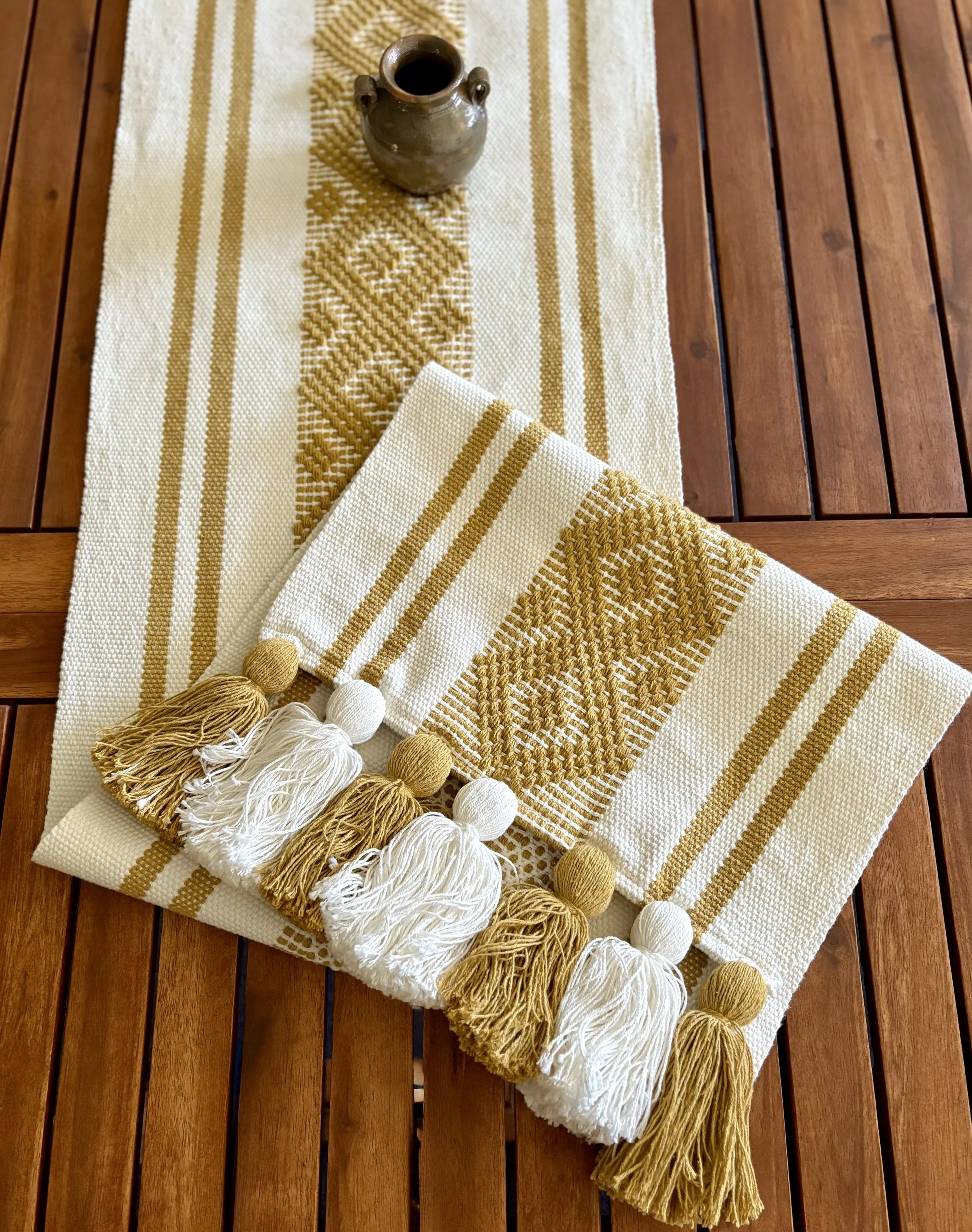 Caminos De Mesa Con Pom Pon/ Table Runner w/Pom Poms (S)