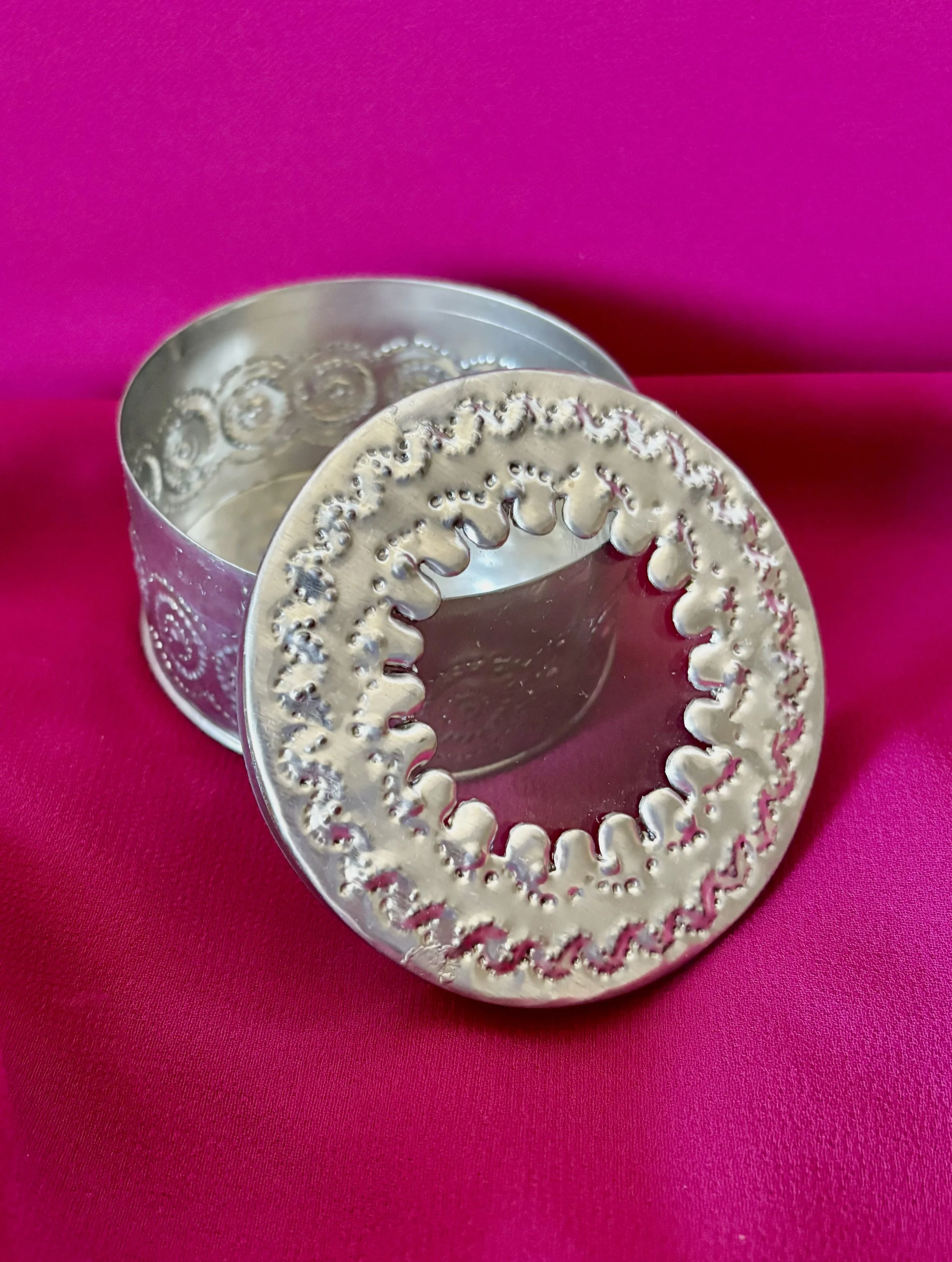 #36B-Round-Jewelry Box (Medium) (1).jpg