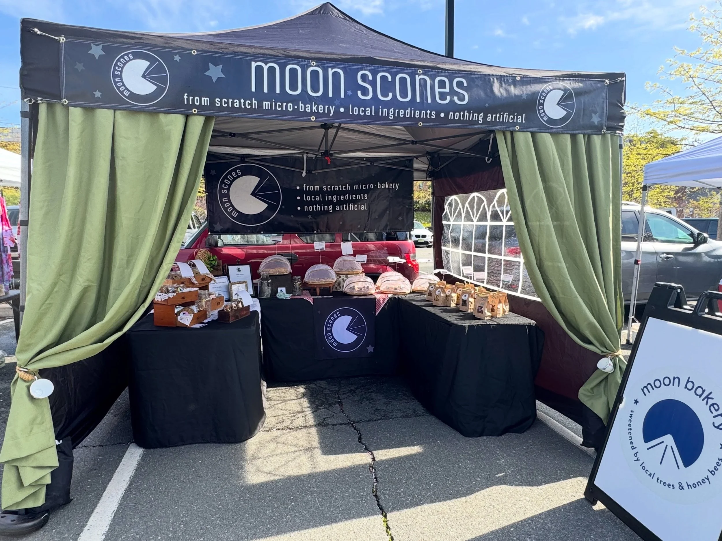 Visit @moonsconesvt at the very first @williamstownmafarmersmarket of the season!! Whoop! Whoop! 7 flavors of moon scones &hellip; 6 flavors of moon cookies &hellip; moon brownies&hellip; DC 66 &hellip; black sesame moon granola &hellip; and that hig