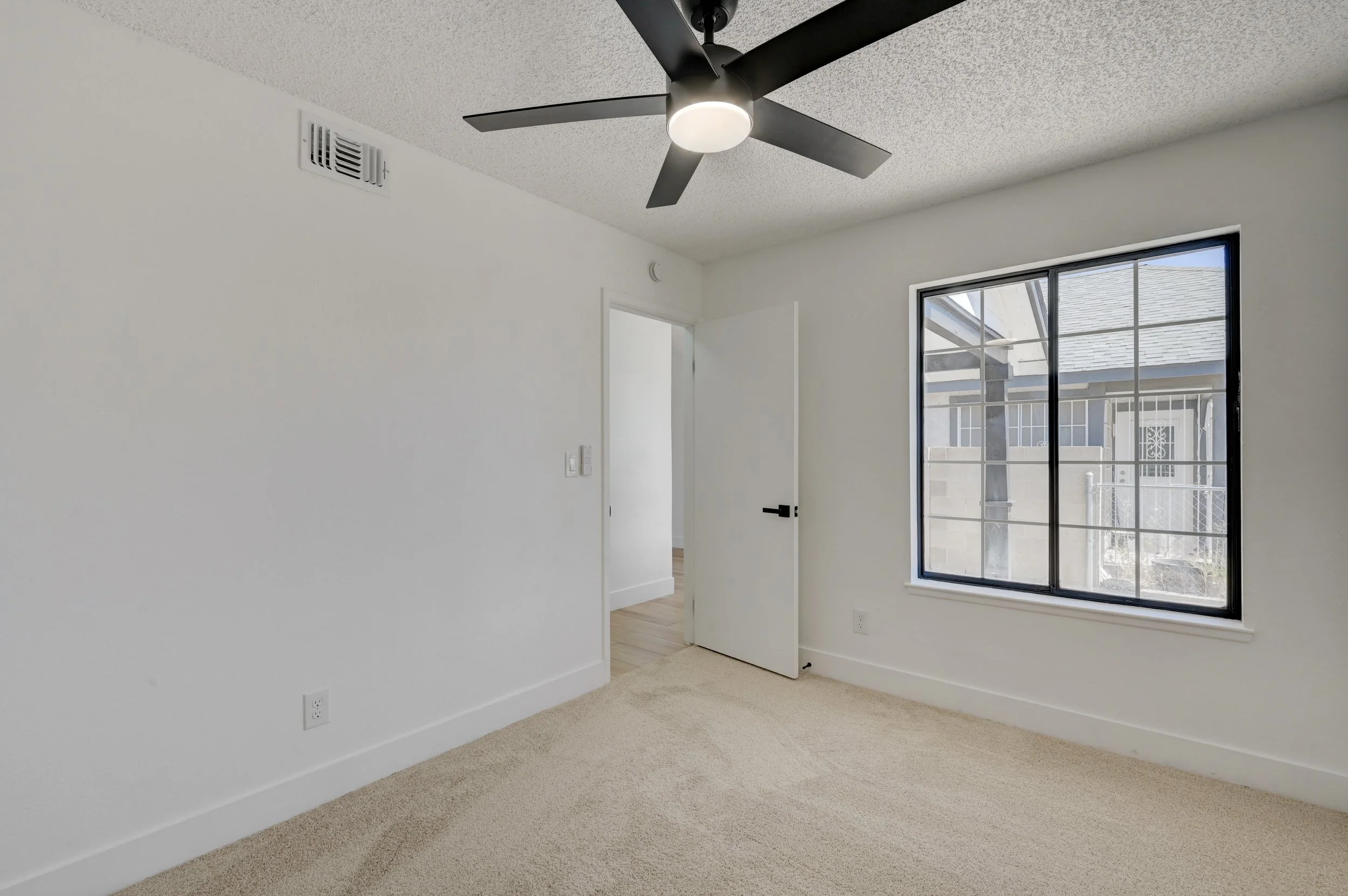 1702-Mapleleaf St_24.jpg