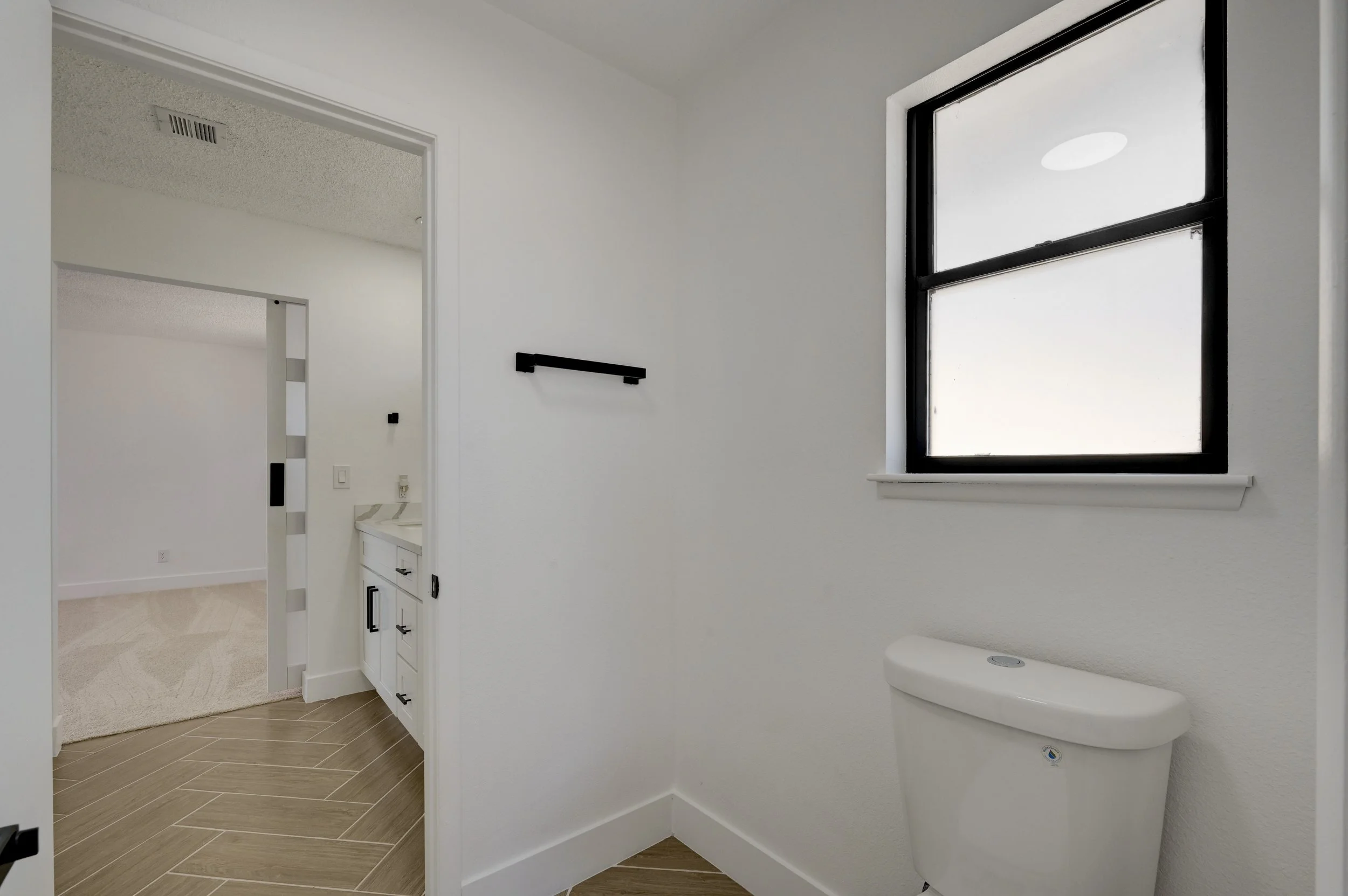 1702-Mapleleaf St_27.jpg