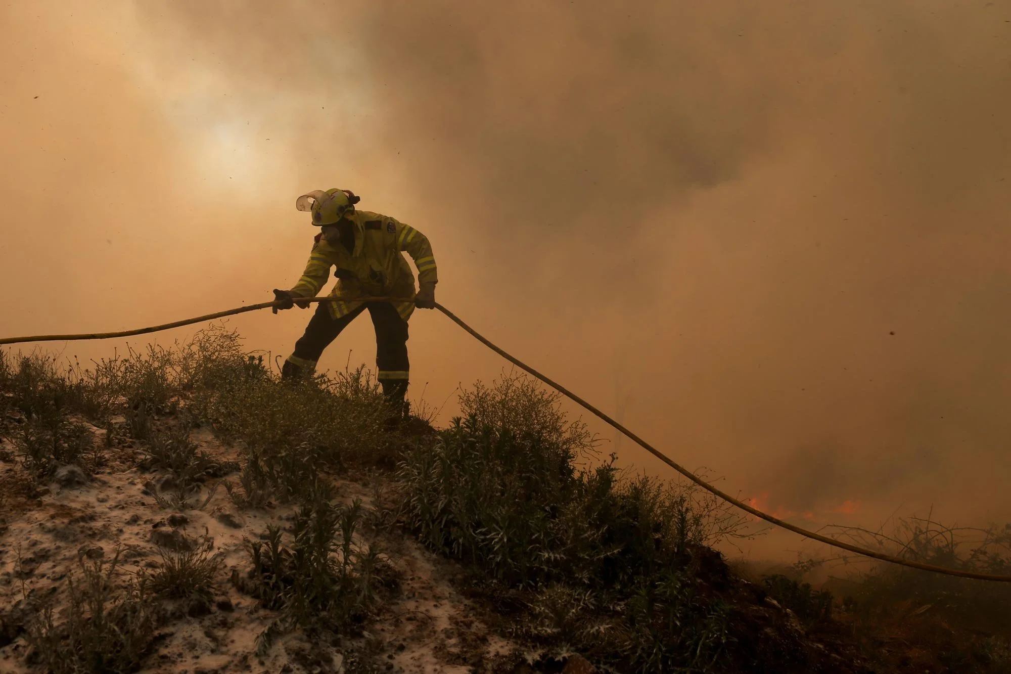  Firefighters battle the North Black Range, Palerang fire North of Braidwood this afternoon.   Friday 6th December 2019. Guardian Australia. 