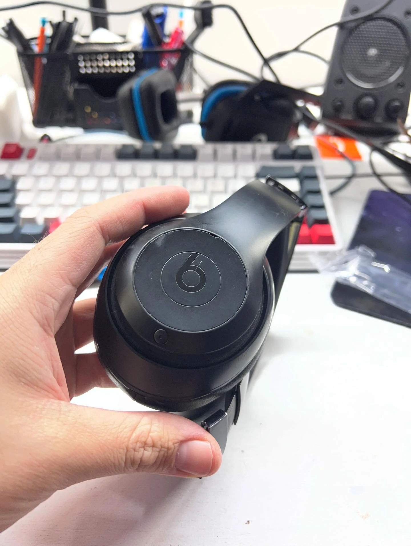 Beats Studio3 Wireless headband repair! This was a very fun and relaxing repair. I really enjoyed it considering all the mind bending power issues I&rsquo;ve been doing recently 😭🙏😂. 

#electronics #electronicrepair #righttorepair #repair #repairs