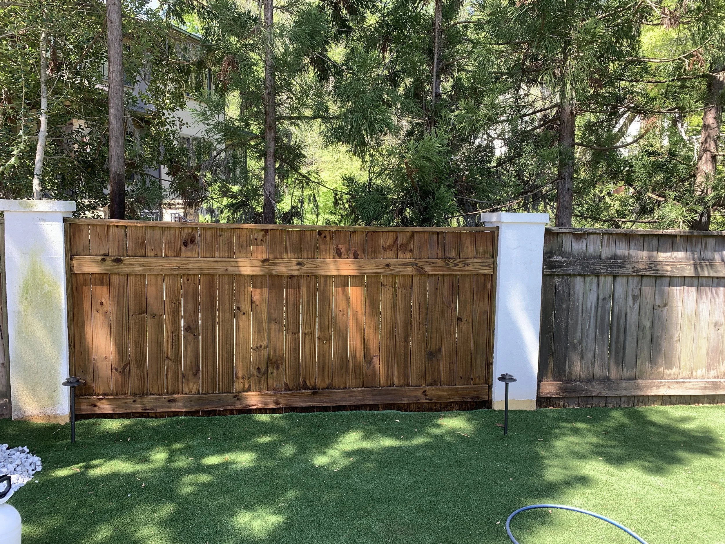 lite-up-atlanta_pressure_washing_fence_wood_columns_stucco_buckhead.JPG