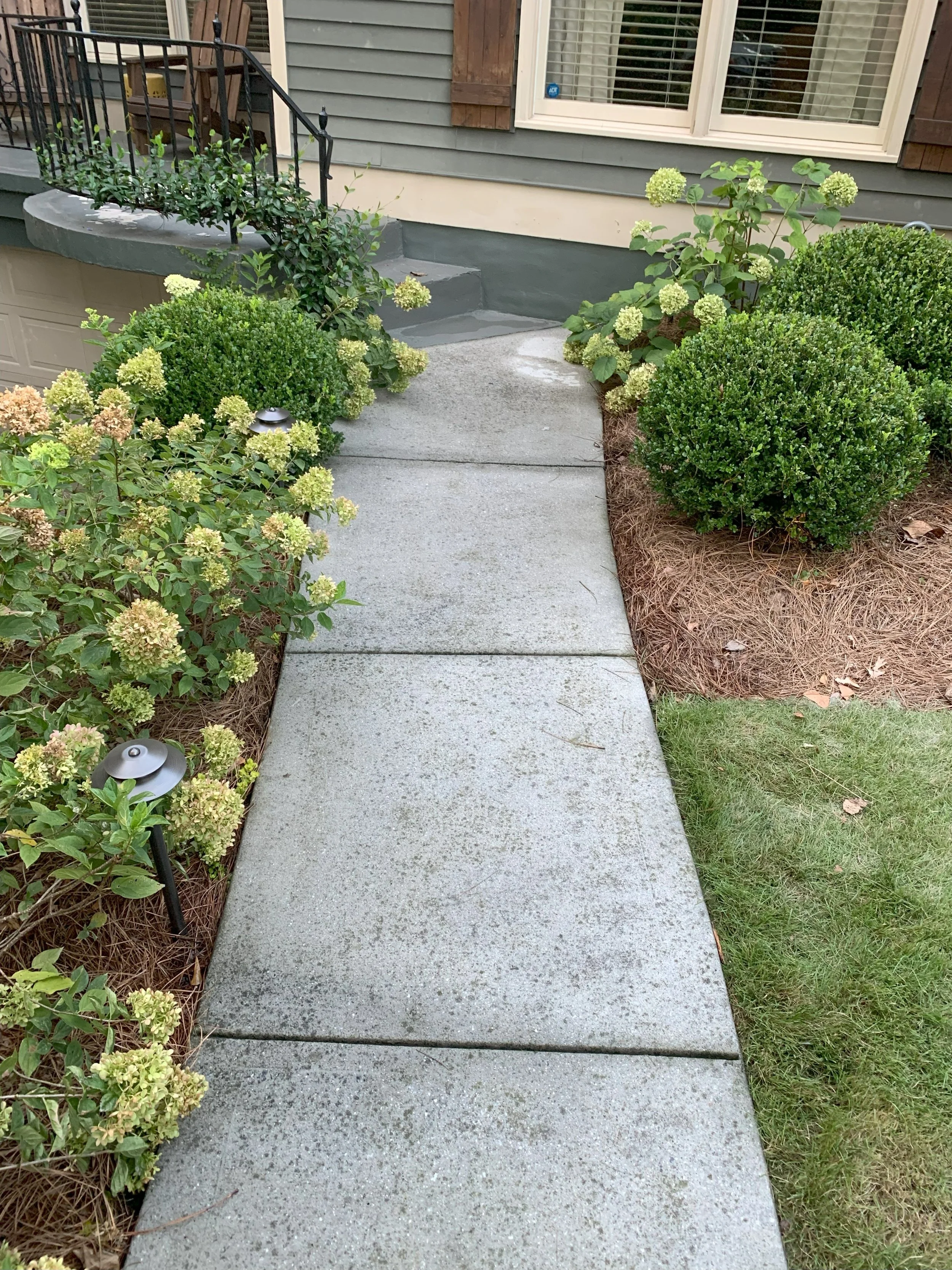 lite-up-atlanta_pressure_washing_walkway_concrete_clean.jpg