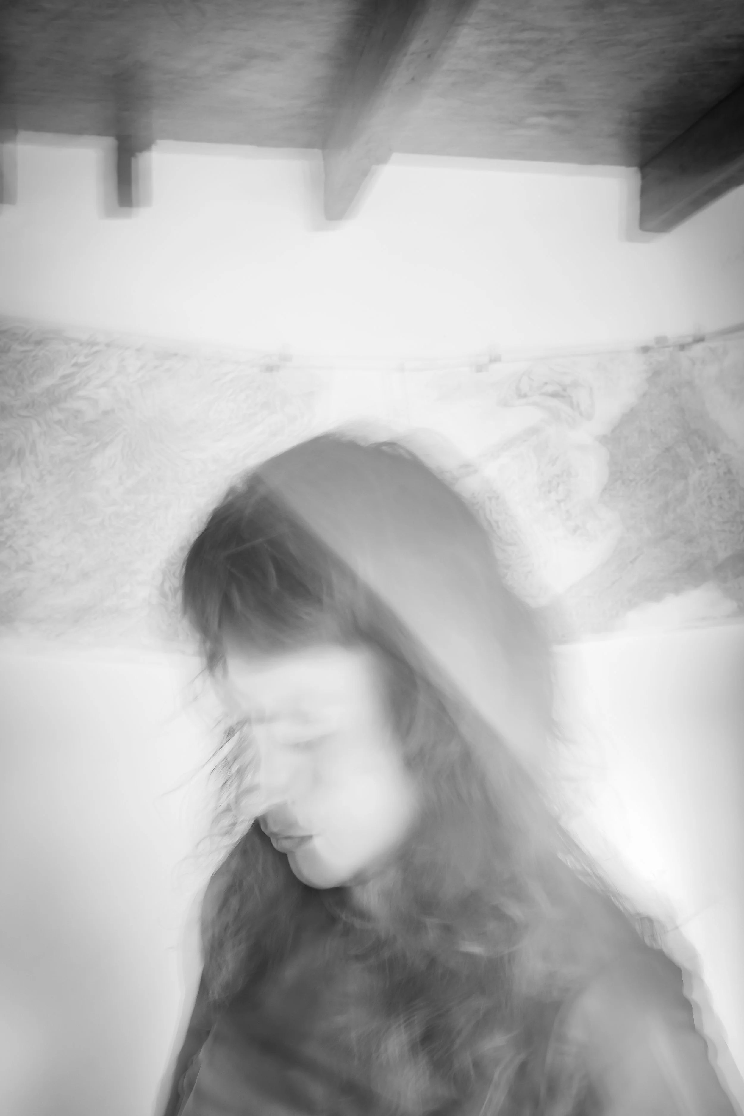 Zwart-wit portret van Pauline Van Herwegen, ACT-therapie en lichaamswerk in Antwerpen (Linkeroever)