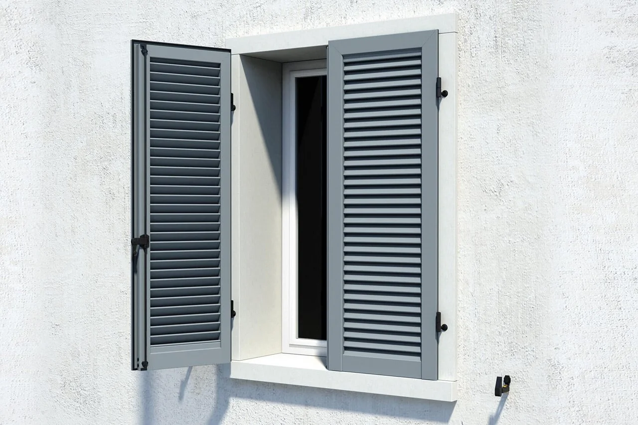 Finestra con persiane in plastica di colore grigio su una parete bianca