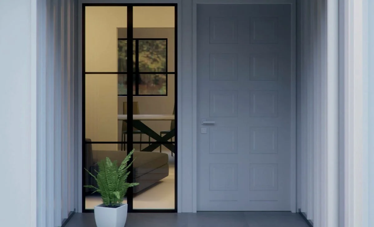 Porta d'ingresso blu con finestra a vetri e porta interna con pannelli, con una pianta in vaso bianco davanti.
