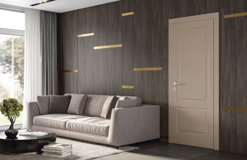 Soggiorno moderno con muro di cartongesso decorativo, divano grigio e porta bianca.