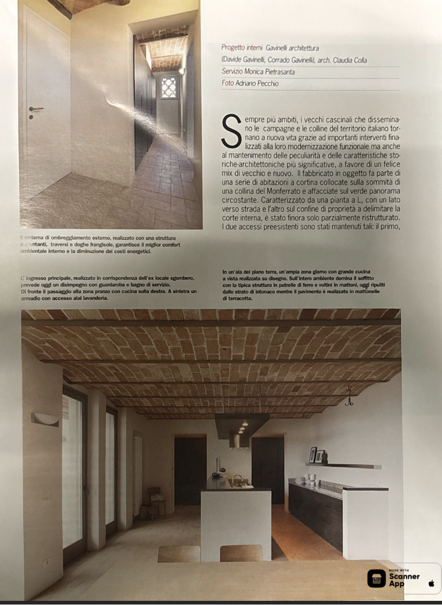Descrizione di un progetto architettonico di interni con due immagini: la prima mostra un ingresso con una porta bianca e un corridoio con pavimento in terracotta e soffitto in legno, la seconda immagine raffigura una cucina moderna con soffitto in mattoni a vista.
