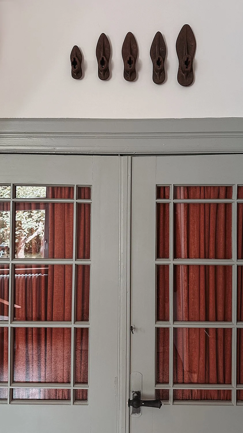 Historische Schusterleisten über alter Holztüre in Ferienhaus an der Schlei