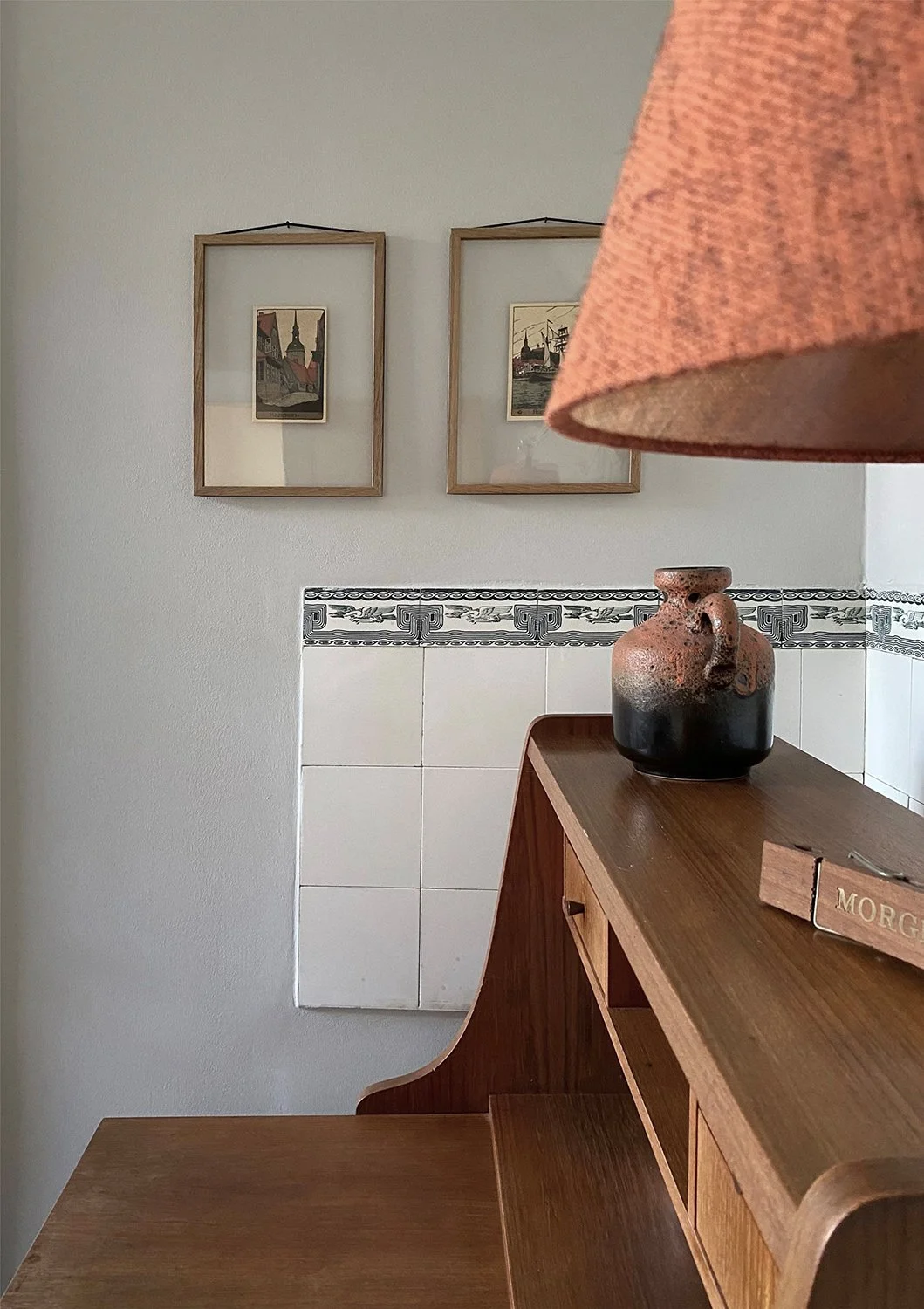 Alter Holz-Sekretär Vintage als Arbeitsplatz in Ferienhaus