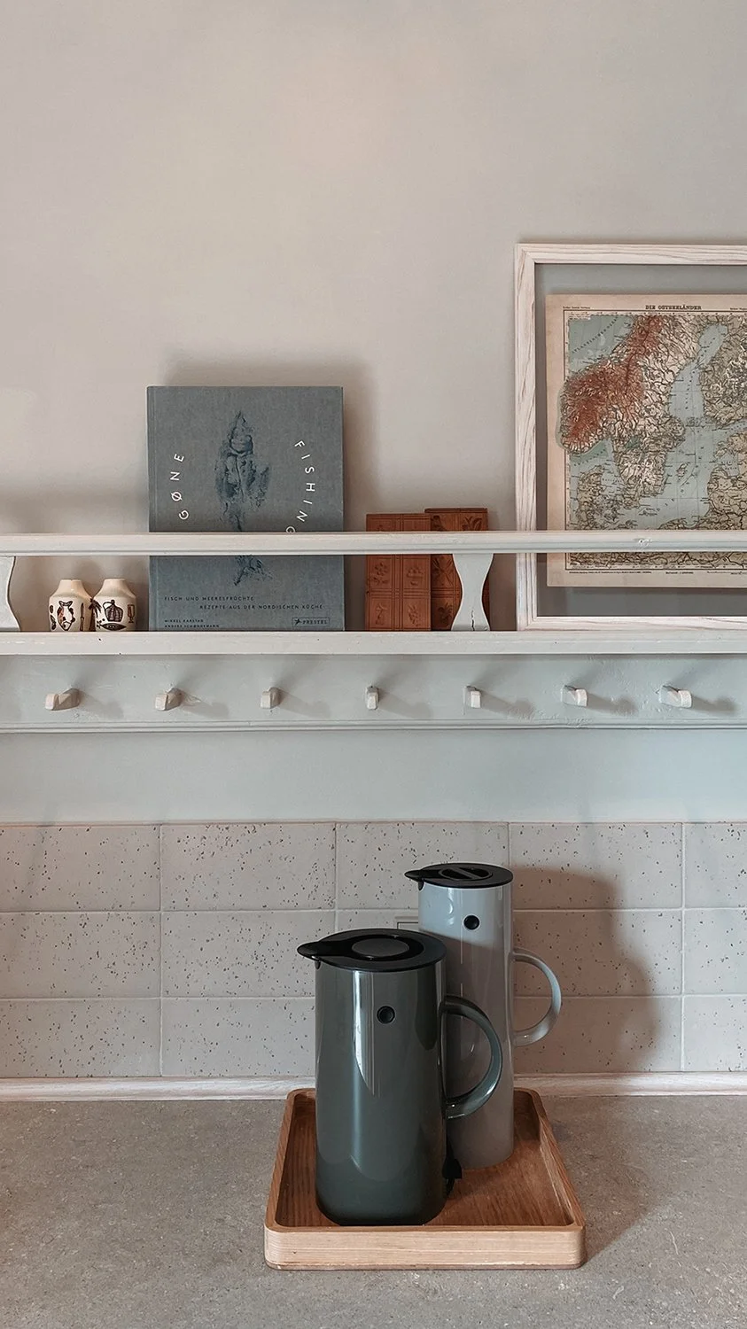Küchenregal mit Dekoration, Kochbuch sowie Wasserkocher